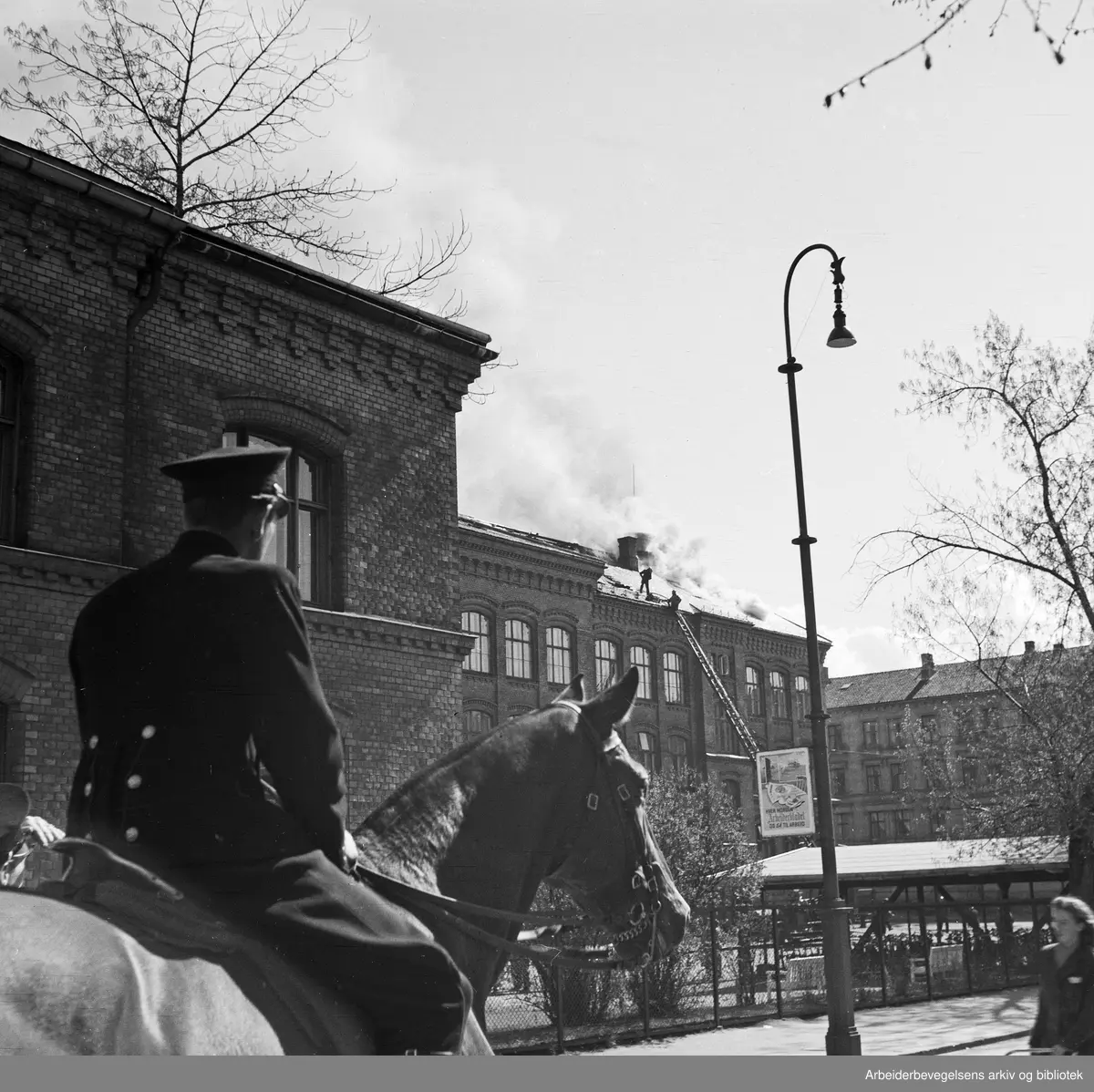 Brann i loftsetasjen på Vahl skole 4 Mai 1948. Ridende politi.