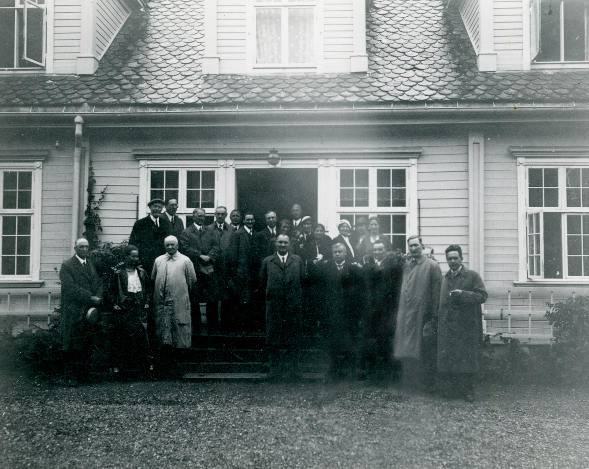 Utanfor hovudhuset og ved kalkungarden på Grefsheim, fotografert 16. august 1933.  Bilda er tatt under Kornrådets reise i august 1933.