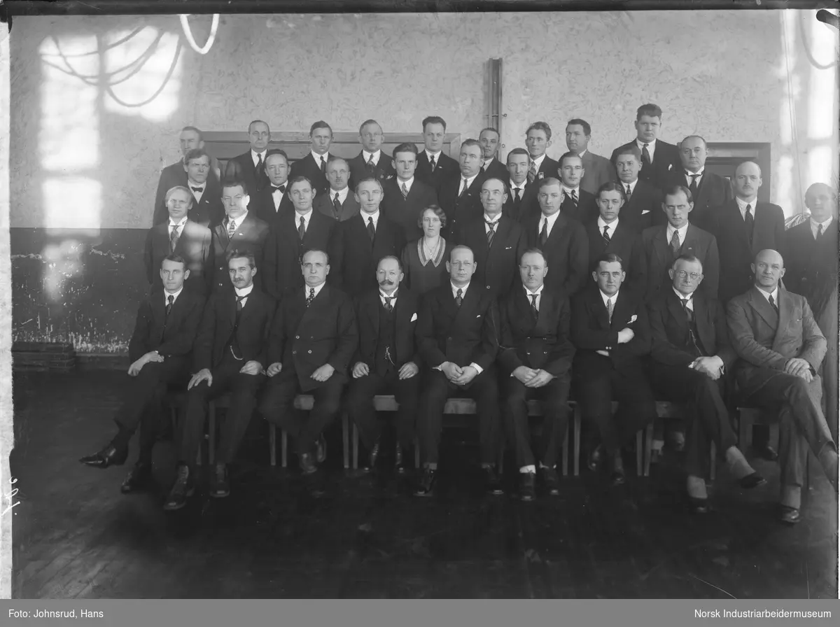 Snøggs hovedstyre 1905-1930. Gruppe med menn og en kvinne oppstilt i gymsal.
