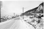 En snöig väg - södra infarten till Gränna - med ESSO-pumpar och 