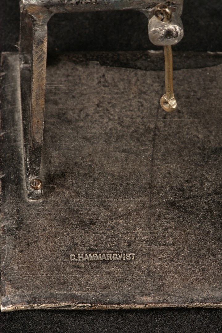 Skulptur i gjutjärn föreställande en man vid en hyvelbänk.