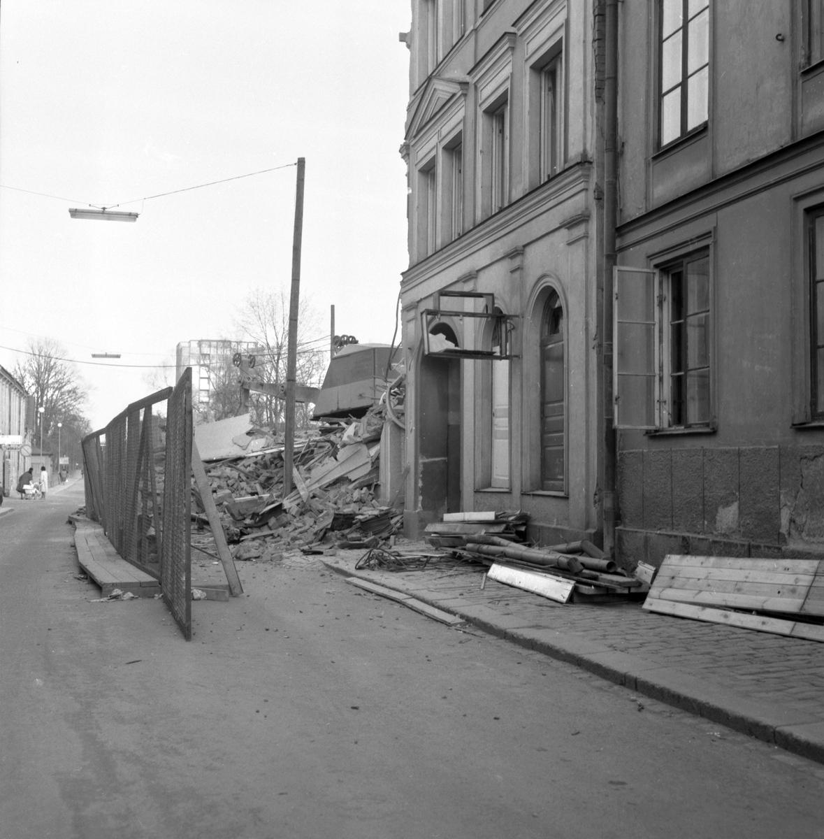 Bildserie från den stora omdaningen av kvarteret Druvan i Linköping. Fotografier från 15-16 mars 1961.