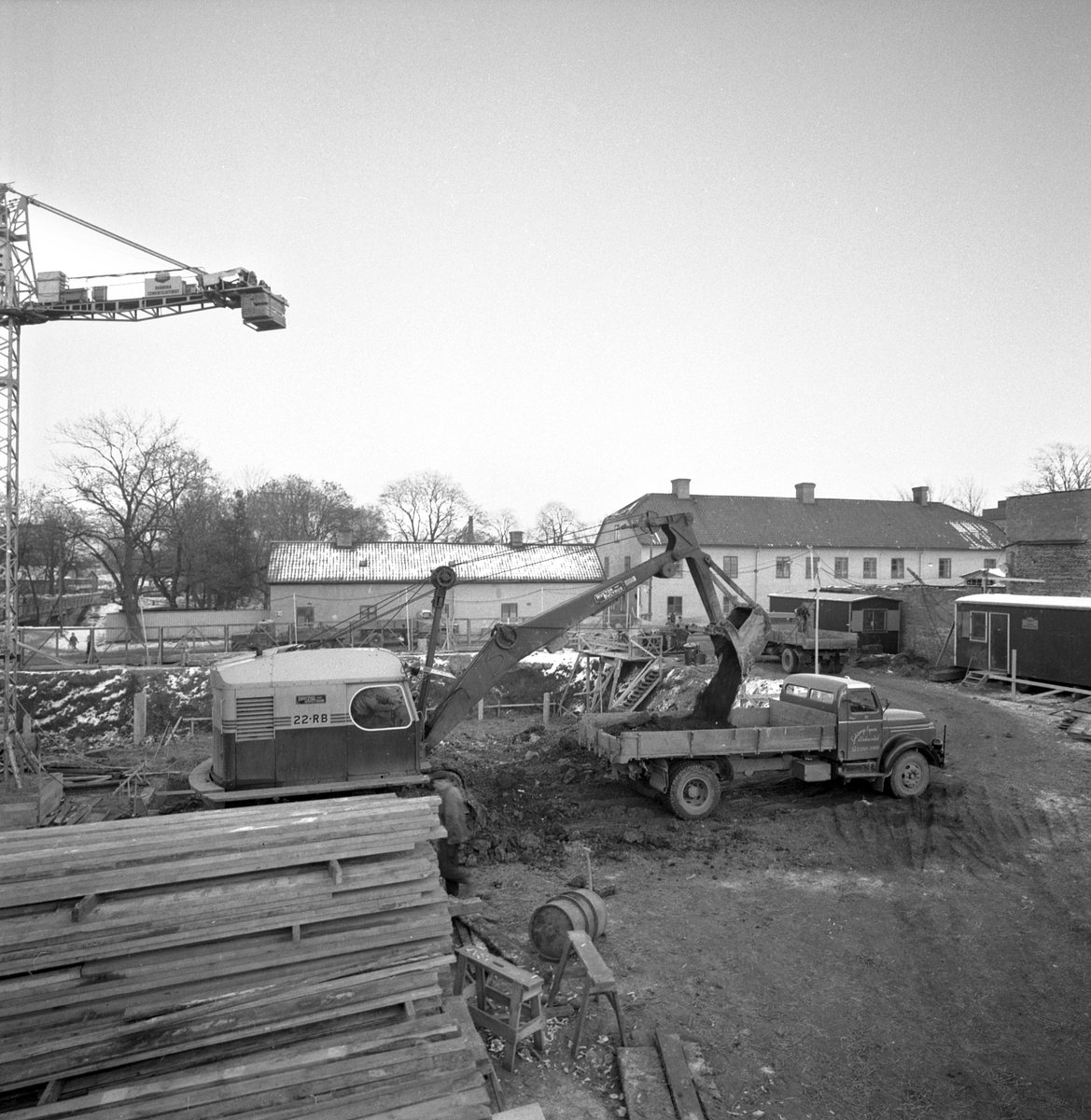 Bildserie från den stora omdaningen av kvarteret Druvan i Linköping. Fotografier från 15-16 mars 1961.