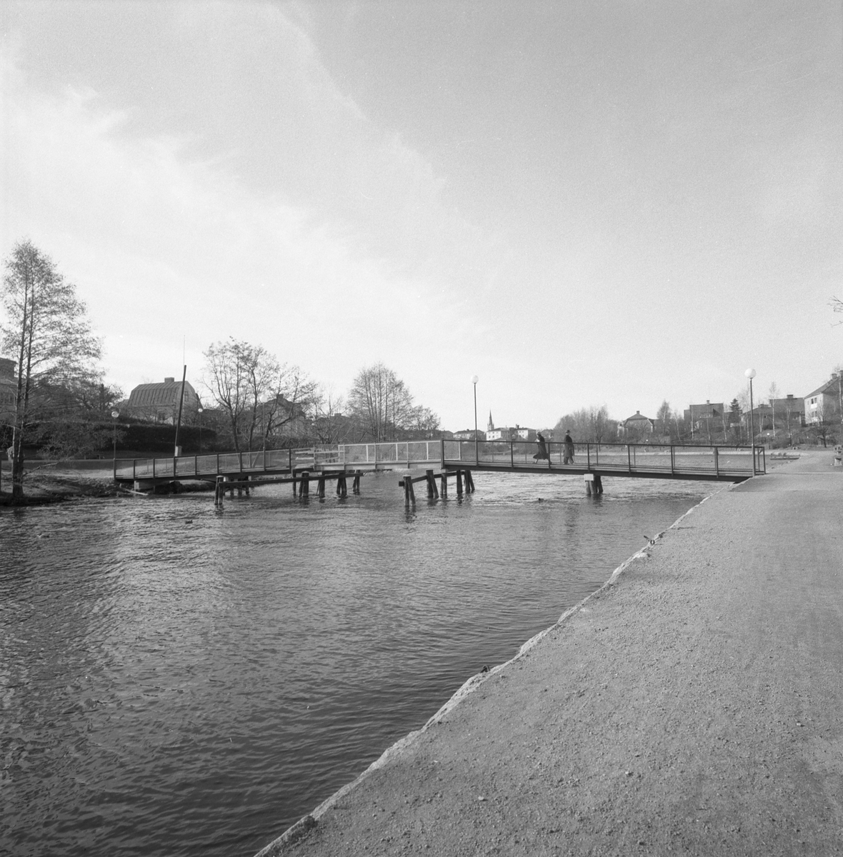 Runt årsskiftet 1960-61 ersattes den gamla pontonbron över Stångån / Kinda kanal med en ny i skinande aluminium. Pumpbron mellan Pumpgatan på tanneforssidan och Frejagatan i Hejdegården är sedan dess en tacksam och stabil överfart mellan stadsdelarna.