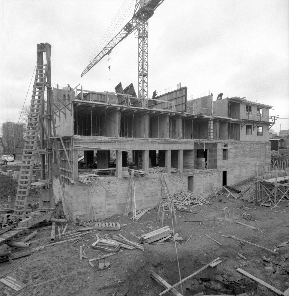 I april månad 1961 formades andra våningen av blivande sju i det komplex som skulle få adress Hamngatan 16. Huset kom att bli ett markant inslag i den närmast totala omdaning av kvarteret Druvan som genomfördes vid tiden.