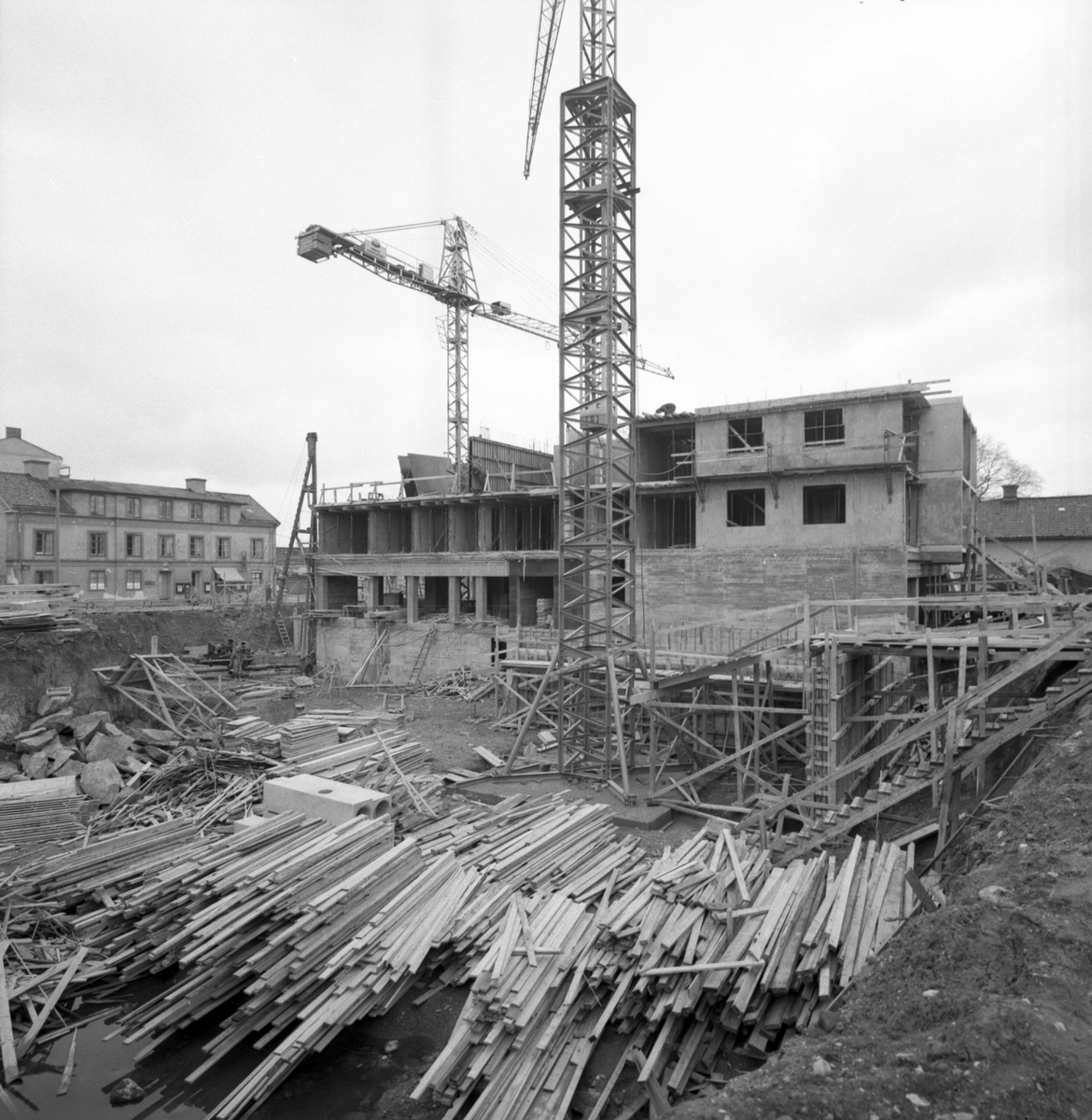 I april månad 1961 formades andra våningen av blivande sju i det komplex som skulle få adress Hamngatan 16. Huset kom att bli ett markant inslag i den närmast totala omdaning av kvarteret Druvan som genomfördes vid tiden.