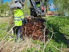 Schaktet OS308 under schaktning. Schaktet grävdes på en terrass som i huvudsak bestod av raseringsmassor och skräpupplag. På bilden syns mängder av tegel i schaktet. Foto från söder. Från arkeologisk utredning vid Alborgen, Valbo socken, Gävle kommun.