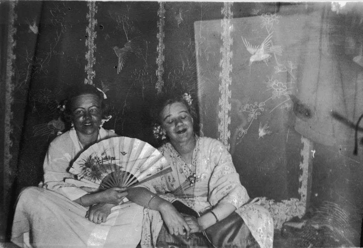 To amatørskuespillerinner på arbeidersamfunnet.