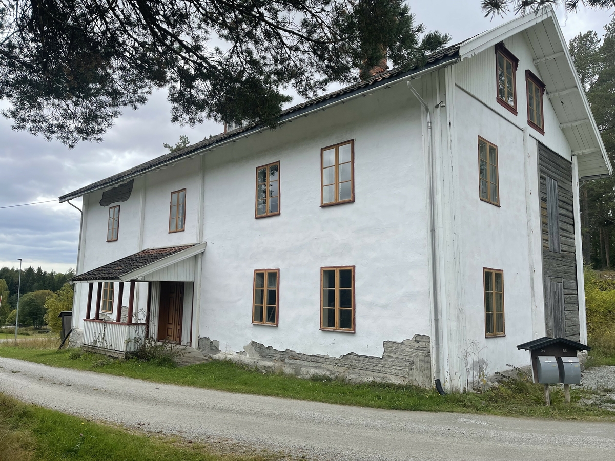 Klevfosboligen - oftest kalt bare kalt «Bolig’n» [med stum g] - er en 18, 9 meter lang og 8, 8 meter bred bygning, oppført av laftetømmer i to etasjer med rafthøyde på ….  meter.  Røstene er utført i bindingsverk med staffpanel som ytterkledning.  Bygningen kviler på en gråsteinmur, hovedsakelig murt av lokal granitt. I tillegg til å tjene som fundament for laftekonstruksjonene danner grunnmuren også yttervegger for to[?] store kjellerrom.  Sentralt på den «ytre» (søndre) delen av kjelleren, der muren rager 125-140 centimeter over bakken, er det oppsatt en kjellernedgang som er 150 centimeter bred og stikker 80 centimeter fram fra murlivet.  Her er sideveggene støpte, mens fronten er kledd med under- og overliggerpanel omkring ei labankdør, som ser ut til å være av nyere dato.  Oppå de støpte sideveggene i kjellernedgangen er det lagt et buet tak, som også er støpt.  Kjellermurkronas ytterkanter danner en 15-20 centimeter bred avsats langs de tømrete vegglivenes ytterkant, noe som sannsynligvis representerer en viss fare for oppsamling av fukt i forbindelse med slagregn- eller snø.  Klevfosboligens yttervegger er rappete, tilsynelatende med en sementliknende mørtel som antakelig har en noe annen konsistens enn den opprinnelige.  De rappete veggflatene er kvitmalte, og det er også laftekassene av bord, som stikker noe fram fra det øvrige vegglivet. Nederst, mot grunnmuren, har det løsnet noen flak av rappinga.  På østre langvegg ser man tydelig at ytterveggen er rydd, og at det er hogd hakk i tømmeret for å gi feste for den glattpussete flata med mørtel.  På gavlveggen i sør ser det ut til å være lagt et spileverk av lekter med samme formål.  Bolig’n har 27 vinduer.  Samtlige er såkalte empirevinduer med to fag, og med tre ruter i hver grind.  Vindusgrindene og midtstolpen er malt med en okergul farge, mens ramma rundt er rødmalt.  Det samme gjelder geriktene omkring vinduene, som det for øvrig bare er gavlen mot sør (mot vegen til Ådalsbruk) som har.  Denne fargen finner vi også igjen på den todelte inngangsdøra, som er plassert på langveggen mot øst.  Inngangen har to dørblad med speil, og i overkant er det et vindu med tre ruter, som slipper dagslys inn i en ellers vindusløs gang.  Døra er – med unntak av fasene på dørspeilene, som er røde – malt med den samme okergule fargen som vindusgrindene.  Foran inngangsdøra er det et repos – 3, 1meter bredt og 2, 2 meter dypt – med pulttak over.  Taket bæres av fire stolper som er reist på reposets ytterkant.  Disse, og innsida av den lave veggen som er montert mot stolperekka, er malt i den samme vinrøde fargen som er brukt på blant annet vinduskarmene.  Ellers er overbygget over inngangen til Klevfosboligen kvitmalt, både innvendig og utvendig.  Det later til at man siste gangen denne delen av bygningen ble påført kvitfarge brukte en malingstype med dårlige diffusjonsegenskaper, uten at dette har fått dramatiske konsekvenser i denne luftige konstruksjonen. Bygningens yttervegger under det nevnte taket, omkring inngangsdøra, er ikke rappet, men i stedet kledd med under- og overliggerpanel.  Underliggerne er brede bord, mens overliggerne er forholdsvis smale (drøyt 6 centimeter brede) og har staffprofiler langs kantflatene som vender ut.  På gavlveggen mot nordøst er det ei om lag 3, 4 meter bred veggflate, som verken er rappet eller bordkledd.  Her har det en gang vært et trappehus av bordkledd bindingsverk.  De gjenkabbete døråpningene som førte fra trappehuset inn i bygningskjernen er fortsatt godt synlige. Gavlveggen mot nord er for øvrig forsterket i vertikal retning med labanker.  En slik labank finnes også ved nordenden av vestre langvegg.  Klevfosboligen har saltak som bæres av 18 sperrepar med profilerte avslutninger på endestykkene som bærer taktustikkene.  I gavlendene finnes det ni åsutstikk med samme profilering.  Taket stikker godt ut i forhold til veggflatene, som av den grunn ser ut til å ha blitt spart for fuktskader.  Yttertaket er tekket med krumtegl av den gamle typen, som var så mye brukt på Hedmarken på 1800-tallet.  Sentralt på den øvre delen av den østre takflata er det ark med tofags funkisvinduer i fronten.  Sideveggene på arken er kledd med kvitmalt over- og underliggerpanel, der det er brukt smale lekter som overliggere. 

Går man inn døra i Bolig’n kommer man først inn i en gang som er 395 centimeter bred og 290 centimeter djup.  Herfra er det dører til rom både til venstre, rett fram og til høyre.  Dreier man til venstre finner man også trappa til 2. etasje.  Trappa er todelt.  Man går først fem trinn opp til et repos (100 X 96 centimeter),  Overflata på reposet befinner seg 110 centimeter over golvflata i 1. etasje.  Derfra fortsetter trappeløpet langs østre yttervegg, med ni trinn før man når golvet i 2. etasje.  Takhøyden i gangen i 1. etasje er på 280 centimeter.  Gangrommet har staffpanelte vegger, som er malt med lysegrønn farge.  Denne malinga er også brukt på to hjørneskap av høvlet glattpanel i den nordre delen av rommet, på yttersida av trappevangene, gelenderet og et lite skap under trappereposet.  Golvet og trappetrinnene er brunmalte.  Golvbordene umiddelbart innenfor ytterdøra bærer preg av at mange har tråkket på dem gjennom årenes løp.  Det samme gjelder den midtre delen av trappetrinnene.  Taket i gangen er i likhet med veggene kledd med staffpanel, som er kvitmalt.  

Går en døra til høyre kommer en inn i et rom som måler 410 centimeter i retning nord-sør og 415 centimeter i retning øst vest.  Rommet er kledd med faspanel på alle vegger og i taket.  På østveggen er det ett vindu, og i det nordvestre hjørnet ei teglsteinspipe med 115 centimeter lan brannmur mot vestveggen.  Fra brannmuren og sørøver denne veggen står det en kjøkkenbenk som kan se ut til å være fra 1930-40-åra.  Også i dette rommet er taket kvitmalt, veggene, brannmuren og pipa er guloransje, og golvet er grønnmalt.  Det består for øvrig av 7, 7 centimeter brede golvbord med not og fjær, en golvkledning som antakelig er lagt oppå et eldre golv. 

Fra det sist beskrevne rommet kan en fortsette vandringa til det nordøstre rommet i Bolig’n..  Grunnflata her måler 407 centimeter langt i retning nord-sør og 414 centimeter i retning øst-vest. Også her er vegger og tak kledd med staffpanel.  Taket er gulkvitt, veggene lyst gulgrønne.  Golvet er belagt med 13, 3 centimeter brede bord, som er brunmalte.  Golvet virker nytt, og er antakelig lagt etter at Bolig’n ble museumshus.  Det nordøstre rommet har to vinduer, ett på østveggen og ett på nordveggen.  I det sørvestre hjørnet av rommet er det pipe og brannmur, som er malt som veggene for øvrig. 

Ved siden av den nevnte brannmuren er det dør til det nordvestre rommet i Bolig’ns førsteetasje.  Det måler 410 centimeter i retning nord-sør og420 centimeter i retning øst-vest.  Også her er det staffpanel i taket og på veggene, og det er samme type golvbord som på forrige rom.  Taket er gulkvitt, veggene gråbrune og golvet brunt.  Rommet har ett vindu på vestveggen.  På nordveggen er en eldre, 106 centimeter bred døråpning til et tidligere trappehus på nordgavlen gjenkledd med staffpanel.  I det sørøstre hjørnet av rommet står en drøyt to meter høy etasjeovn fra Aadals Brug.  Da bygningen ble registrert var det røyset såpass mye tungt utstillingsmateriell rundt ovnen at det ikke lot seg gjøre å lese eventuell typebetegnelse. 
Går en så tilbake til gangen i første etasje og tar døra rett fram, kommer en inn i noe som nok både før og etter at Bolig’n kom til Klefos har vært et kjøkken.  Rommet måler 390 centimeter i retning nord-sør og 525 centimeter i retning øst-vest.  Taket og veggene er også her kledd med staffpanel, taket er kvitmalt, veggene, samt pipa og brannmuren i den sørøstre delen av rommet, er grårosa.  Golvet er også i dette rommet brunmalt.  Slitasjen tyder på at det er det golvet som ble lagt da bygningen ble gjenoppført på Klevfos i slutten av 1880-åra.  Rommet har to vinduer på vestveggen.  I den sørvestre delen av dette rommet står det et matskap, lagd av faspanel. 

Går en inn døra på nordveggen i det nettopp beskrevne rommet, kommer en nok en gang til et rom med staffpanel i taket og i veggene.  Taket er kvitmalt, veggene er lysegrønne, med unntak av brannmuren i det nordøstre hjørnet, som er kvit.  Også her er det et nytt golv med 13, 3 centimeter brede, brunmalte bord.  Dette rommet har to vinduer på vestveggen.  I tillegg til den døra en kommer inn via på sørveggen, er det en gjenkledd døråpning på nordveggen også.  En gang har det altså vært en forbindelse mellom dette rommet og det som ligger i det nordvestre hjørnet av Bolig’n.  Grunnflata i det beskrevne rommet er 412 centimeter i retning nord-sør og 413 i retning øst-vest. 

I det sørvestre hjørnet av første etasje i Bolig’n er det et rom som er 564 centimeter langt i retning nord-sør og 391 centimeter i retning øst-vest.  Også her er det staffpanel i taket og på veggene.  På østveggen er en tidligere døråpning gjenkledd med faspanel.  Taket er kvitmalt, veggene lysegrønne.  Unntaket er brannmuren i det nordøstre hjørnet, som er lysegrå.  Her står det en etasjeovn fra Aadals Brug (No 17).  Det opprinnelige golvet ser ut til å være bevart.  Det er også her brunmalt. Rommet har ett vindu på sørveggen og ett på vestveggen. 
I det sørøstre hjørnet av Bolig’n er det to rom.  Fra gangen kommer en først inn i et kjøkken, der golvflata måler 321 centimeter i retning nord-sør og 430 centimeter i retning øst-vest.  Taket og tre av veggene er kledd med staffpanel.  Den søndre veggen og en gjenkledd døråpning på vestveggen er kledd med faspanel.  Taket er kvitt, veggene lysegrønne, og det gamle golvet er brunmalt.  Rommet har ett vindu på østveggen.  I det nordvestre hjørnet av rommet, like ved inngangsdøra, står det en liten etasjeovn fra Aadals Brug (nr. 71), og mot den søndre delen av vestveggen en liten kjøkkenbenk, lagd av faspanel. I taket er det en gipsrosett med diameter på 65 centimeter.  Den ble sannsynligvis plassert der før det ble avdelt et lite kammers i det sørøstre hjørnet av bygningen. 

Det nevnte kammerset har inngang fra foregående rom.  Golvflata er 236 centimeter lang i retning nord-sør og 430 centimeter lang i retning øst-vest.  Taket og veggene – unntatt nordveggen (mot foregående rom, hver det er faspanel – er kledd med staffpanel.  Taket er malt lyst grått, veggene er lysegrønne og golvet er brunt, som ellers i huset.  Rommet har ett vindu på sørveggen. 

I 2. etasje er det en gang som er 390 centimeter lang i retning nord-sør og 290 centimeter bred i retning øst-vest.  Unntatt fra dette arealet er trappa opp fra første etasje, som legger beslag på 2, 57 X 110 centimeter i det sørøstre hjørnet av rommet, og ei innkledd loftstrapp (150 X 81 centimeter) i det nordvestre hjørnet.  Trappeløpet mot 1, etasje er beskyttet med et gelender.  Under loftstrappa er det et innkledd skap.  Takhøyden i gangen i 2. etasje – og vel i 2. etasje generelt – er cirka 270 centimeter.  Gangen har tak og vegger som er kledd med staffpanel.  Taket er malt i en lysegrå farge, veggene og trappegelenderet er lysegrønne og golvet og trappene er brune.  Gangrommet har vindu på østveggen.  

Planløsningen i 2. etasje er ellers om lag den samme som i 1.  Tar en døra rett fram når en kommer opp trappa (på gangens nordvegg), kommer en inn i et kjøkkenrom, som måler 416 centimeter i retning nord-sør og 415 centimeter i retning øst-vest.  Taket og veggene er kledd med staffpanel.  Taket er gråkvitt, veggene lyseblå, mens golvet er brunmalt.  Rommet har ett vindu på østveggen.  I rommets nordvestre hjørne står en liten Jøtul-vedovn.  I det sørøstre hjørnet finner vi en kjøkkenbenk (172 X 48 centimeters benkeplate) med overskap (130 X 30 centimeter).  Kjøkkenet er ellers forsøkt innredet slik familiekjøkkenene i Bolig’n var i 1950åra. 

Fra foregående rom er det dør på nordveggen til det nordøstre rommet i Bolig’ns 2. etasje.  Dette rommet har ei grunnflate på 406 centimeter i retning nord-sør og 416 centimeter i retning øst-vest.  Taket og veggene er kledd med staffpanel.  Taket er malt lysegrått, veggene er lysegule, og golvet har den brune fargen som går igjen i hele huset.  Rommet har to vinduer, ett på østveggen og ett på nordveggen.  I det sørvestre hjørnet står det en etasjeovn fra Aadals Brug (No 17).  Rommet er innredet som stue fra 1950-åra.  

På vestveggen i foregående rom er det dør til det nordvestre rommet i Bolig’ns 2. etasje.  Grunnflata er på 420 centimeter i retning nord-sør og 413 centimeter i retning øst-vest.  Taket og veggene er kledd med staffpanel.  Taket er gulgrått, veggene lysegrønne og golvet brunt.  Brannmuren i det sørøstre hjørnet er kvitmalt.  På nordveggen er en døråpning til et tidligere trappehus på nordgavlen gjenkledd.  Rommet har ett vindu på vestveggen.  På sørveggen er det dør til tilstøtende leilighet.  Rommet er innredet som familiesoverom fra 1950-åra. 

Går vi tilbake til gangen i 2. etasje og velger døra på vestveggen kommer vi inn i et kjøkkenrom som måler 392 centimeter i retning nord-sør og 528 centimeter i retning øst-vest.  I det sørøstre hjørnet er det ei stor pipe (89 X 79 centimeter) med en drøyt 120 centimeter lang brannmurforlengelse langs sørveggen.  Her står det en vedkomfyr (Aadals Brug No 125).  I det nordøstre hjørnet er det en kjøkkenbenk (175 X 58 centimeters plate) med hjørneskap over.  Rommet har vindu på vestveggen og dører til tilstøtende rom, både på nord- og sørveggen.  Kjøkkenet er forsøkt innredet slik informanter har fortalt at Klevfos-arbeiderfamiliens kjøkkener var i 1930-åra. 

Rommet sør for foregående rom har ei grunnflate på 575 centimeter i retning nord-sør og 390 centimeter i retning øst-vest.  Det har ett vindu på sørveggen og ett på vestveggen.  Både tak og vegger er kledd med staffpanel.  Taket er kvitmalt, veggene rosa og golvet brunt.  I det nordøstre hjørnet står en etasjeovn – Aadals Brug No 76.  Rommet er innredet som kombinert stue og soverom, noe som var vanlig i arbeidermiljøet på Klevfos i 1930-åra. 

Velger vi døra på sørveggen fra gangen i 2. etasje, kommer vi inn i et rom som er 318 centimeter langt i retning nord-sør og 437 centimeter i retning øst-vest.  Også her er det staffpanel i taket og på veggene.  Taket er gulkvitt, veggene lysegrønne og golvet brunt.  Rommet har ett vindu på østveggen. I det nordvestre hjørnet står en vedkomfyr – Aadals Brug No 23.  I det sørvestre hjørnet en liten veggfast kjøkkenbenk. (1747 X 47). 

På sørveggen i foregående rom er det dør til et lite hjørnerom, 245 centimeter langt i retning nord-sør og 435 centimeter i retning øst-vest.  Staffpanel i tak og på vegger.  Taket er gråkvitt, veggene lysegrønne og golvet brunt.  I nordvestre hjørne er det brannmur med plass for vedovn, som ikke er intakt. 

Sentralt i den søndre delen av loftet er det et 580 cm langt og 437 bredt rom, der tak og vegger er kledd med staffpanel.  Taket er kvitmalt og veggene lyseblå.  På østre og vestre side av rommet, der takhøyden er lav, er det kott uten vinduer.  I den nordre enden av loftet er det også innredet et boligrom.  Golvflata måler 423 centimeter i retning nord-sør og 440 centimeter i retning øst-vest. Også her er vegger og tak kledd med staffpanel, men til forskjell fra i alle andre rom i dette huset er veggkledningen lagt horisontalt. Taket er kvitmalt, veggene rosalilla.  Også her er det vinduløse kott mot husets langvegger (øst og vest) der takhøyden på loftet er lav.  Begge de panelte enderommene på loftet har to vinduer på gavlveggene.  Den midtre delen av loftet har aldri vært innredet til boligformål.  Her er det tre kott med enkle bordvegger på østsida og fire nisjer på vestsida av bygningen. 
