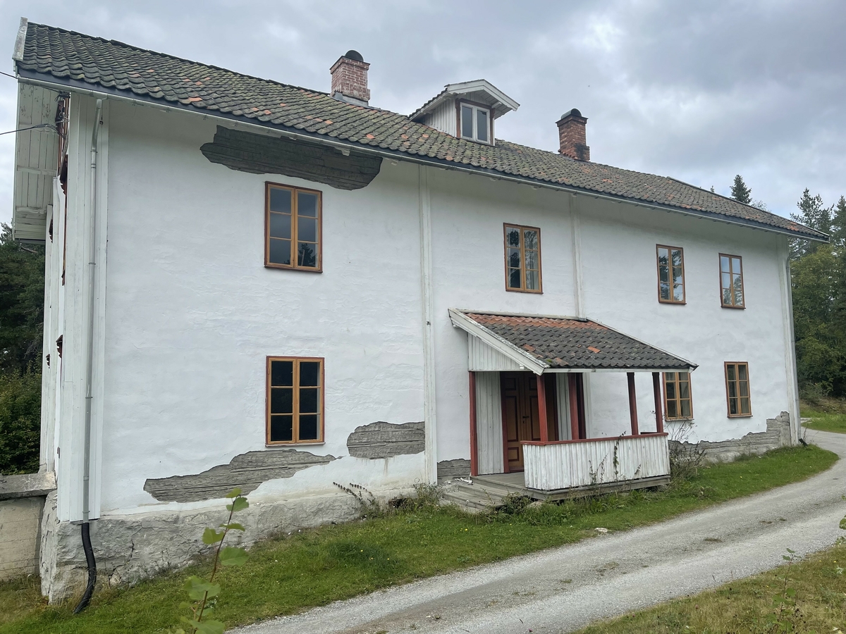 Klevfosboligen - oftest kalt bare kalt «Bolig’n» [med stum g] - er en 18, 9 meter lang og 8, 8 meter bred bygning, oppført av laftetømmer i to etasjer med rafthøyde på ….  meter.  Røstene er utført i bindingsverk med staffpanel som ytterkledning.  Bygningen kviler på en gråsteinmur, hovedsakelig murt av lokal granitt. I tillegg til å tjene som fundament for laftekonstruksjonene danner grunnmuren også yttervegger for to[?] store kjellerrom.  Sentralt på den «ytre» (søndre) delen av kjelleren, der muren rager 125-140 centimeter over bakken, er det oppsatt en kjellernedgang som er 150 centimeter bred og stikker 80 centimeter fram fra murlivet.  Her er sideveggene støpte, mens fronten er kledd med under- og overliggerpanel omkring ei labankdør, som ser ut til å være av nyere dato.  Oppå de støpte sideveggene i kjellernedgangen er det lagt et buet tak, som også er støpt.  Kjellermurkronas ytterkanter danner en 15-20 centimeter bred avsats langs de tømrete vegglivenes ytterkant, noe som sannsynligvis representerer en viss fare for oppsamling av fukt i forbindelse med slagregn- eller snø.  Klevfosboligens yttervegger er rappete, tilsynelatende med en sementliknende mørtel som antakelig har en noe annen konsistens enn den opprinnelige.  De rappete veggflatene er kvitmalte, og det er også laftekassene av bord, som stikker noe fram fra det øvrige vegglivet. Nederst, mot grunnmuren, har det løsnet noen flak av rappinga.  På østre langvegg ser man tydelig at ytterveggen er rydd, og at det er hogd hakk i tømmeret for å gi feste for den glattpussete flata med mørtel.  På gavlveggen i sør ser det ut til å være lagt et spileverk av lekter med samme formål.  Bolig’n har 27 vinduer.  Samtlige er såkalte empirevinduer med to fag, og med tre ruter i hver grind.  Vindusgrindene og midtstolpen er malt med en okergul farge, mens ramma rundt er rødmalt.  Det samme gjelder geriktene omkring vinduene, som det for øvrig bare er gavlen mot sør (mot vegen til Ådalsbruk) som har.  Denne fargen finner vi også igjen på den todelte inngangsdøra, som er plassert på langveggen mot øst.  Inngangen har to dørblad med speil, og i overkant er det et vindu med tre ruter, som slipper dagslys inn i en ellers vindusløs gang.  Døra er – med unntak av fasene på dørspeilene, som er røde – malt med den samme okergule fargen som vindusgrindene.  Foran inngangsdøra er det et repos – 3, 1meter bredt og 2, 2 meter dypt – med pulttak over.  Taket bæres av fire stolper som er reist på reposets ytterkant.  Disse, og innsida av den lave veggen som er montert mot stolperekka, er malt i den samme vinrøde fargen som er brukt på blant annet vinduskarmene.  Ellers er overbygget over inngangen til Klevfosboligen kvitmalt, både innvendig og utvendig.  Det later til at man siste gangen denne delen av bygningen ble påført kvitfarge brukte en malingstype med dårlige diffusjonsegenskaper, uten at dette har fått dramatiske konsekvenser i denne luftige konstruksjonen. Bygningens yttervegger under det nevnte taket, omkring inngangsdøra, er ikke rappet, men i stedet kledd med under- og overliggerpanel.  Underliggerne er brede bord, mens overliggerne er forholdsvis smale (drøyt 6 centimeter brede) og har staffprofiler langs kantflatene som vender ut.  På gavlveggen mot nordøst er det ei om lag 3, 4 meter bred veggflate, som verken er rappet eller bordkledd.  Her har det en gang vært et trappehus av bordkledd bindingsverk.  De gjenkabbete døråpningene som førte fra trappehuset inn i bygningskjernen er fortsatt godt synlige. Gavlveggen mot nord er for øvrig forsterket i vertikal retning med labanker.  En slik labank finnes også ved nordenden av vestre langvegg.  Klevfosboligen har saltak som bæres av 18 sperrepar med profilerte avslutninger på endestykkene som bærer taktustikkene.  I gavlendene finnes det ni åsutstikk med samme profilering.  Taket stikker godt ut i forhold til veggflatene, som av den grunn ser ut til å ha blitt spart for fuktskader.  Yttertaket er tekket med krumtegl av den gamle typen, som var så mye brukt på Hedmarken på 1800-tallet.  Sentralt på den øvre delen av den østre takflata er det ark med tofags funkisvinduer i fronten.  Sideveggene på arken er kledd med kvitmalt over- og underliggerpanel, der det er brukt smale lekter som overliggere. 

Går man inn døra i Bolig’n kommer man først inn i en gang som er 395 centimeter bred og 290 centimeter djup.  Herfra er det dører til rom både til venstre, rett fram og til høyre.  Dreier man til venstre finner man også trappa til 2. etasje.  Trappa er todelt.  Man går først fem trinn opp til et repos (100 X 96 centimeter),  Overflata på reposet befinner seg 110 centimeter over golvflata i 1. etasje.  Derfra fortsetter trappeløpet langs østre yttervegg, med ni trinn før man når golvet i 2. etasje.  Takhøyden i gangen i 1. etasje er på 280 centimeter.  Gangrommet har staffpanelte vegger, som er malt med lysegrønn farge.  Denne malinga er også brukt på to hjørneskap av høvlet glattpanel i den nordre delen av rommet, på yttersida av trappevangene, gelenderet og et lite skap under trappereposet.  Golvet og trappetrinnene er brunmalte.  Golvbordene umiddelbart innenfor ytterdøra bærer preg av at mange har tråkket på dem gjennom årenes løp.  Det samme gjelder den midtre delen av trappetrinnene.  Taket i gangen er i likhet med veggene kledd med staffpanel, som er kvitmalt.  

Går en døra til høyre kommer en inn i et rom som måler 410 centimeter i retning nord-sør og 415 centimeter i retning øst vest.  Rommet er kledd med faspanel på alle vegger og i taket.  På østveggen er det ett vindu, og i det nordvestre hjørnet ei teglsteinspipe med 115 centimeter lan brannmur mot vestveggen.  Fra brannmuren og sørøver denne veggen står det en kjøkkenbenk som kan se ut til å være fra 1930-40-åra.  Også i dette rommet er taket kvitmalt, veggene, brannmuren og pipa er guloransje, og golvet er grønnmalt.  Det består for øvrig av 7, 7 centimeter brede golvbord med not og fjær, en golvkledning som antakelig er lagt oppå et eldre golv. 

Fra det sist beskrevne rommet kan en fortsette vandringa til det nordøstre rommet i Bolig’n..  Grunnflata her måler 407 centimeter langt i retning nord-sør og 414 centimeter i retning øst-vest. Også her er vegger og tak kledd med staffpanel.  Taket er gulkvitt, veggene lyst gulgrønne.  Golvet er belagt med 13, 3 centimeter brede bord, som er brunmalte.  Golvet virker nytt, og er antakelig lagt etter at Bolig’n ble museumshus.  Det nordøstre rommet har to vinduer, ett på østveggen og ett på nordveggen.  I det sørvestre hjørnet av rommet er det pipe og brannmur, som er malt som veggene for øvrig. 

Ved siden av den nevnte brannmuren er det dør til det nordvestre rommet i Bolig’ns førsteetasje.  Det måler 410 centimeter i retning nord-sør og420 centimeter i retning øst-vest.  Også her er det staffpanel i taket og på veggene, og det er samme type golvbord som på forrige rom.  Taket er gulkvitt, veggene gråbrune og golvet brunt.  Rommet har ett vindu på vestveggen.  På nordveggen er en eldre, 106 centimeter bred døråpning til et tidligere trappehus på nordgavlen gjenkledd med staffpanel.  I det sørøstre hjørnet av rommet står en drøyt to meter høy etasjeovn fra Aadals Brug.  Da bygningen ble registrert var det røyset såpass mye tungt utstillingsmateriell rundt ovnen at det ikke lot seg gjøre å lese eventuell typebetegnelse. 
Går en så tilbake til gangen i første etasje og tar døra rett fram, kommer en inn i noe som nok både før og etter at Bolig’n kom til Klefos har vært et kjøkken.  Rommet måler 390 centimeter i retning nord-sør og 525 centimeter i retning øst-vest.  Taket og veggene er også her kledd med staffpanel, taket er kvitmalt, veggene, samt pipa og brannmuren i den sørøstre delen av rommet, er grårosa.  Golvet er også i dette rommet brunmalt.  Slitasjen tyder på at det er det golvet som ble lagt da bygningen ble gjenoppført på Klevfos i slutten av 1880-åra.  Rommet har to vinduer på vestveggen.  I den sørvestre delen av dette rommet står det et matskap, lagd av faspanel. 

Går en inn døra på nordveggen i det nettopp beskrevne rommet, kommer en nok en gang til et rom med staffpanel i taket og i veggene.  Taket er kvitmalt, veggene er lysegrønne, med unntak av brannmuren i det nordøstre hjørnet, som er kvit.  Også her er det et nytt golv med 13, 3 centimeter brede, brunmalte bord.  Dette rommet har to vinduer på vestveggen.  I tillegg til den døra en kommer inn via på sørveggen, er det en gjenkledd døråpning på nordveggen også.  En gang har det altså vært en forbindelse mellom dette rommet og det som ligger i det nordvestre hjørnet av Bolig’n.  Grunnflata i det beskrevne rommet er 412 centimeter i retning nord-sør og 413 i retning øst-vest. 

I det sørvestre hjørnet av første etasje i Bolig’n er det et rom som er 564 centimeter langt i retning nord-sør og 391 centimeter i retning øst-vest.  Også her er det staffpanel i taket og på veggene.  På østveggen er en tidligere døråpning gjenkledd med faspanel.  Taket er kvitmalt, veggene lysegrønne.  Unntaket er brannmuren i det nordøstre hjørnet, som er lysegrå.  Her står det en etasjeovn fra Aadals Brug (No 17).  Det opprinnelige golvet ser ut til å være bevart.  Det er også her brunmalt. Rommet har ett vindu på sørveggen og ett på vestveggen. 
I det sørøstre hjørnet av Bolig’n er det to rom.  Fra gangen kommer en først inn i et kjøkken, der golvflata måler 321 centimeter i retning nord-sør og 430 centimeter i retning øst-vest.  Taket og tre av veggene er kledd med staffpanel.  Den søndre veggen og en gjenkledd døråpning på vestveggen er kledd med faspanel.  Taket er kvitt, veggene lysegrønne, og det gamle golvet er brunmalt.  Rommet har ett vindu på østveggen.  I det nordvestre hjørnet av rommet, like ved inngangsdøra, står det en liten etasjeovn fra Aadals Brug (nr. 71), og mot den søndre delen av vestveggen en liten kjøkkenbenk, lagd av faspanel. I taket er det en gipsrosett med diameter på 65 centimeter.  Den ble sannsynligvis plassert der før det ble avdelt et lite kammers i det sørøstre hjørnet av bygningen. 

Det nevnte kammerset har inngang fra foregående rom.  Golvflata er 236 centimeter lang i retning nord-sør og 430 centimeter lang i retning øst-vest.  Taket og veggene – unntatt nordveggen (mot foregående rom, hver det er faspanel – er kledd med staffpanel.  Taket er malt lyst grått, veggene er lysegrønne og golvet er brunt, som ellers i huset.  Rommet har ett vindu på sørveggen. 

I 2. etasje er det en gang som er 390 centimeter lang i retning nord-sør og 290 centimeter bred i retning øst-vest.  Unntatt fra dette arealet er trappa opp fra første etasje, som legger beslag på 2, 57 X 110 centimeter i det sørøstre hjørnet av rommet, og ei innkledd loftstrapp (150 X 81 centimeter) i det nordvestre hjørnet.  Trappeløpet mot 1, etasje er beskyttet med et gelender.  Under loftstrappa er det et innkledd skap.  Takhøyden i gangen i 2. etasje – og vel i 2. etasje generelt – er cirka 270 centimeter.  Gangen har tak og vegger som er kledd med staffpanel.  Taket er malt i en lysegrå farge, veggene og trappegelenderet er lysegrønne og golvet og trappene er brune.  Gangrommet har vindu på østveggen.  

Planløsningen i 2. etasje er ellers om lag den samme som i 1.  Tar en døra rett fram når en kommer opp trappa (på gangens nordvegg), kommer en inn i et kjøkkenrom, som måler 416 centimeter i retning nord-sør og 415 centimeter i retning øst-vest.  Taket og veggene er kledd med staffpanel.  Taket er gråkvitt, veggene lyseblå, mens golvet er brunmalt.  Rommet har ett vindu på østveggen.  I rommets nordvestre hjørne står en liten Jøtul-vedovn.  I det sørøstre hjørnet finner vi en kjøkkenbenk (172 X 48 centimeters benkeplate) med overskap (130 X 30 centimeter).  Kjøkkenet er ellers forsøkt innredet slik familiekjøkkenene i Bolig’n var i 1950åra. 

Fra foregående rom er det dør på nordveggen til det nordøstre rommet i Bolig’ns 2. etasje.  Dette rommet har ei grunnflate på 406 centimeter i retning nord-sør og 416 centimeter i retning øst-vest.  Taket og veggene er kledd med staffpanel.  Taket er malt lysegrått, veggene er lysegule, og golvet har den brune fargen som går igjen i hele huset.  Rommet har to vinduer, ett på østveggen og ett på nordveggen.  I det sørvestre hjørnet står det en etasjeovn fra Aadals Brug (No 17).  Rommet er innredet som stue fra 1950-åra.  

På vestveggen i foregående rom er det dør til det nordvestre rommet i Bolig’ns 2. etasje.  Grunnflata er på 420 centimeter i retning nord-sør og 413 centimeter i retning øst-vest.  Taket og veggene er kledd med staffpanel.  Taket er gulgrått, veggene lysegrønne og golvet brunt.  Brannmuren i det sørøstre hjørnet er kvitmalt.  På nordveggen er en døråpning til et tidligere trappehus på nordgavlen gjenkledd.  Rommet har ett vindu på vestveggen.  På sørveggen er det dør til tilstøtende leilighet.  Rommet er innredet som familiesoverom fra 1950-åra. 

Går vi tilbake til gangen i 2. etasje og velger døra på vestveggen kommer vi inn i et kjøkkenrom som måler 392 centimeter i retning nord-sør og 528 centimeter i retning øst-vest.  I det sørøstre hjørnet er det ei stor pipe (89 X 79 centimeter) med en drøyt 120 centimeter lang brannmurforlengelse langs sørveggen.  Her står det en vedkomfyr (Aadals Brug No 125).  I det nordøstre hjørnet er det en kjøkkenbenk (175 X 58 centimeters plate) med hjørneskap over.  Rommet har vindu på vestveggen og dører til tilstøtende rom, både på nord- og sørveggen.  Kjøkkenet er forsøkt innredet slik informanter har fortalt at Klevfos-arbeiderfamiliens kjøkkener var i 1930-åra. 

Rommet sør for foregående rom har ei grunnflate på 575 centimeter i retning nord-sør og 390 centimeter i retning øst-vest.  Det har ett vindu på sørveggen og ett på vestveggen.  Både tak og vegger er kledd med staffpanel.  Taket er kvitmalt, veggene rosa og golvet brunt.  I det nordøstre hjørnet står en etasjeovn – Aadals Brug No 76.  Rommet er innredet som kombinert stue og soverom, noe som var vanlig i arbeidermiljøet på Klevfos i 1930-åra. 

Velger vi døra på sørveggen fra gangen i 2. etasje, kommer vi inn i et rom som er 318 centimeter langt i retning nord-sør og 437 centimeter i retning øst-vest.  Også her er det staffpanel i taket og på veggene.  Taket er gulkvitt, veggene lysegrønne og golvet brunt.  Rommet har ett vindu på østveggen. I det nordvestre hjørnet står en vedkomfyr – Aadals Brug No 23.  I det sørvestre hjørnet en liten veggfast kjøkkenbenk. (1747 X 47). 

På sørveggen i foregående rom er det dør til et lite hjørnerom, 245 centimeter langt i retning nord-sør og 435 centimeter i retning øst-vest.  Staffpanel i tak og på vegger.  Taket er gråkvitt, veggene lysegrønne og golvet brunt.  I nordvestre hjørne er det brannmur med plass for vedovn, som ikke er intakt. 

Sentralt i den søndre delen av loftet er det et 580 cm langt og 437 bredt rom, der tak og vegger er kledd med staffpanel.  Taket er kvitmalt og veggene lyseblå.  På østre og vestre side av rommet, der takhøyden er lav, er det kott uten vinduer.  I den nordre enden av loftet er det også innredet et boligrom.  Golvflata måler 423 centimeter i retning nord-sør og 440 centimeter i retning øst-vest. Også her er vegger og tak kledd med staffpanel, men til forskjell fra i alle andre rom i dette huset er veggkledningen lagt horisontalt. Taket er kvitmalt, veggene rosalilla.  Også her er det vinduløse kott mot husets langvegger (øst og vest) der takhøyden på loftet er lav.  Begge de panelte enderommene på loftet har to vinduer på gavlveggene.  Den midtre delen av loftet har aldri vært innredet til boligformål.  Her er det tre kott med enkle bordvegger på østsida og fire nisjer på vestsida av bygningen. 
