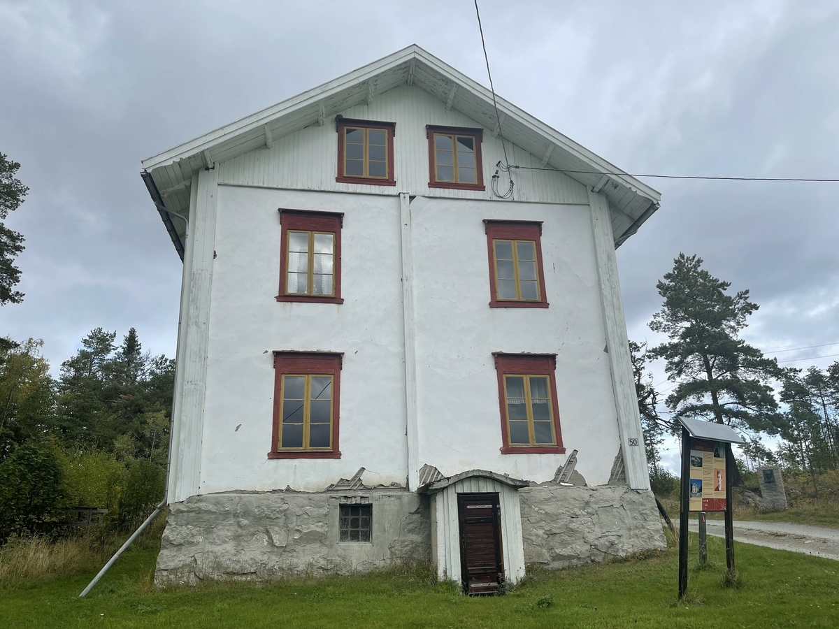Klevfosboligen - oftest kalt bare kalt «Bolig’n» [med stum g] - er en 18, 9 meter lang og 8, 8 meter bred bygning, oppført av laftetømmer i to etasjer med rafthøyde på ….  meter.  Røstene er utført i bindingsverk med staffpanel som ytterkledning.  Bygningen kviler på en gråsteinmur, hovedsakelig murt av lokal granitt. I tillegg til å tjene som fundament for laftekonstruksjonene danner grunnmuren også yttervegger for to[?] store kjellerrom.  Sentralt på den «ytre» (søndre) delen av kjelleren, der muren rager 125-140 centimeter over bakken, er det oppsatt en kjellernedgang som er 150 centimeter bred og stikker 80 centimeter fram fra murlivet.  Her er sideveggene støpte, mens fronten er kledd med under- og overliggerpanel omkring ei labankdør, som ser ut til å være av nyere dato.  Oppå de støpte sideveggene i kjellernedgangen er det lagt et buet tak, som også er støpt.  Kjellermurkronas ytterkanter danner en 15-20 centimeter bred avsats langs de tømrete vegglivenes ytterkant, noe som sannsynligvis representerer en viss fare for oppsamling av fukt i forbindelse med slagregn- eller snø.  Klevfosboligens yttervegger er rappete, tilsynelatende med en sementliknende mørtel som antakelig har en noe annen konsistens enn den opprinnelige.  De rappete veggflatene er kvitmalte, og det er også laftekassene av bord, som stikker noe fram fra det øvrige vegglivet. Nederst, mot grunnmuren, har det løsnet noen flak av rappinga.  På østre langvegg ser man tydelig at ytterveggen er rydd, og at det er hogd hakk i tømmeret for å gi feste for den glattpussete flata med mørtel.  På gavlveggen i sør ser det ut til å være lagt et spileverk av lekter med samme formål.  Bolig’n har 27 vinduer.  Samtlige er såkalte empirevinduer med to fag, og med tre ruter i hver grind.  Vindusgrindene og midtstolpen er malt med en okergul farge, mens ramma rundt er rødmalt.  Det samme gjelder geriktene omkring vinduene, som det for øvrig bare er gavlen mot sør (mot vegen til Ådalsbruk) som har.  Denne fargen finner vi også igjen på den todelte inngangsdøra, som er plassert på langveggen mot øst.  Inngangen har to dørblad med speil, og i overkant er det et vindu med tre ruter, som slipper dagslys inn i en ellers vindusløs gang.  Døra er – med unntak av fasene på dørspeilene, som er røde – malt med den samme okergule fargen som vindusgrindene.  Foran inngangsdøra er det et repos – 3, 1meter bredt og 2, 2 meter dypt – med pulttak over.  Taket bæres av fire stolper som er reist på reposets ytterkant.  Disse, og innsida av den lave veggen som er montert mot stolperekka, er malt i den samme vinrøde fargen som er brukt på blant annet vinduskarmene.  Ellers er overbygget over inngangen til Klevfosboligen kvitmalt, både innvendig og utvendig.  Det later til at man siste gangen denne delen av bygningen ble påført kvitfarge brukte en malingstype med dårlige diffusjonsegenskaper, uten at dette har fått dramatiske konsekvenser i denne luftige konstruksjonen. Bygningens yttervegger under det nevnte taket, omkring inngangsdøra, er ikke rappet, men i stedet kledd med under- og overliggerpanel.  Underliggerne er brede bord, mens overliggerne er forholdsvis smale (drøyt 6 centimeter brede) og har staffprofiler langs kantflatene som vender ut.  På gavlveggen mot nordøst er det ei om lag 3, 4 meter bred veggflate, som verken er rappet eller bordkledd.  Her har det en gang vært et trappehus av bordkledd bindingsverk.  De gjenkabbete døråpningene som førte fra trappehuset inn i bygningskjernen er fortsatt godt synlige. Gavlveggen mot nord er for øvrig forsterket i vertikal retning med labanker.  En slik labank finnes også ved nordenden av vestre langvegg.  Klevfosboligen har saltak som bæres av 18 sperrepar med profilerte avslutninger på endestykkene som bærer taktustikkene.  I gavlendene finnes det ni åsutstikk med samme profilering.  Taket stikker godt ut i forhold til veggflatene, som av den grunn ser ut til å ha blitt spart for fuktskader.  Yttertaket er tekket med krumtegl av den gamle typen, som var så mye brukt på Hedmarken på 1800-tallet.  Sentralt på den øvre delen av den østre takflata er det ark med tofags funkisvinduer i fronten.  Sideveggene på arken er kledd med kvitmalt over- og underliggerpanel, der det er brukt smale lekter som overliggere. 

Går man inn døra i Bolig’n kommer man først inn i en gang som er 395 centimeter bred og 290 centimeter djup.  Herfra er det dører til rom både til venstre, rett fram og til høyre.  Dreier man til venstre finner man også trappa til 2. etasje.  Trappa er todelt.  Man går først fem trinn opp til et repos (100 X 96 centimeter),  Overflata på reposet befinner seg 110 centimeter over golvflata i 1. etasje.  Derfra fortsetter trappeløpet langs østre yttervegg, med ni trinn før man når golvet i 2. etasje.  Takhøyden i gangen i 1. etasje er på 280 centimeter.  Gangrommet har staffpanelte vegger, som er malt med lysegrønn farge.  Denne malinga er også brukt på to hjørneskap av høvlet glattpanel i den nordre delen av rommet, på yttersida av trappevangene, gelenderet og et lite skap under trappereposet.  Golvet og trappetrinnene er brunmalte.  Golvbordene umiddelbart innenfor ytterdøra bærer preg av at mange har tråkket på dem gjennom årenes løp.  Det samme gjelder den midtre delen av trappetrinnene.  Taket i gangen er i likhet med veggene kledd med staffpanel, som er kvitmalt.  

Går en døra til høyre kommer en inn i et rom som måler 410 centimeter i retning nord-sør og 415 centimeter i retning øst vest.  Rommet er kledd med faspanel på alle vegger og i taket.  På østveggen er det ett vindu, og i det nordvestre hjørnet ei teglsteinspipe med 115 centimeter lan brannmur mot vestveggen.  Fra brannmuren og sørøver denne veggen står det en kjøkkenbenk som kan se ut til å være fra 1930-40-åra.  Også i dette rommet er taket kvitmalt, veggene, brannmuren og pipa er guloransje, og golvet er grønnmalt.  Det består for øvrig av 7, 7 centimeter brede golvbord med not og fjær, en golvkledning som antakelig er lagt oppå et eldre golv. 

Fra det sist beskrevne rommet kan en fortsette vandringa til det nordøstre rommet i Bolig’n..  Grunnflata her måler 407 centimeter langt i retning nord-sør og 414 centimeter i retning øst-vest. Også her er vegger og tak kledd med staffpanel.  Taket er gulkvitt, veggene lyst gulgrønne.  Golvet er belagt med 13, 3 centimeter brede bord, som er brunmalte.  Golvet virker nytt, og er antakelig lagt etter at Bolig’n ble museumshus.  Det nordøstre rommet har to vinduer, ett på østveggen og ett på nordveggen.  I det sørvestre hjørnet av rommet er det pipe og brannmur, som er malt som veggene for øvrig. 

Ved siden av den nevnte brannmuren er det dør til det nordvestre rommet i Bolig’ns førsteetasje.  Det måler 410 centimeter i retning nord-sør og420 centimeter i retning øst-vest.  Også her er det staffpanel i taket og på veggene, og det er samme type golvbord som på forrige rom.  Taket er gulkvitt, veggene gråbrune og golvet brunt.  Rommet har ett vindu på vestveggen.  På nordveggen er en eldre, 106 centimeter bred døråpning til et tidligere trappehus på nordgavlen gjenkledd med staffpanel.  I det sørøstre hjørnet av rommet står en drøyt to meter høy etasjeovn fra Aadals Brug.  Da bygningen ble registrert var det røyset såpass mye tungt utstillingsmateriell rundt ovnen at det ikke lot seg gjøre å lese eventuell typebetegnelse. 
Går en så tilbake til gangen i første etasje og tar døra rett fram, kommer en inn i noe som nok både før og etter at Bolig’n kom til Klefos har vært et kjøkken.  Rommet måler 390 centimeter i retning nord-sør og 525 centimeter i retning øst-vest.  Taket og veggene er også her kledd med staffpanel, taket er kvitmalt, veggene, samt pipa og brannmuren i den sørøstre delen av rommet, er grårosa.  Golvet er også i dette rommet brunmalt.  Slitasjen tyder på at det er det golvet som ble lagt da bygningen ble gjenoppført på Klevfos i slutten av 1880-åra.  Rommet har to vinduer på vestveggen.  I den sørvestre delen av dette rommet står det et matskap, lagd av faspanel. 

Går en inn døra på nordveggen i det nettopp beskrevne rommet, kommer en nok en gang til et rom med staffpanel i taket og i veggene.  Taket er kvitmalt, veggene er lysegrønne, med unntak av brannmuren i det nordøstre hjørnet, som er kvit.  Også her er det et nytt golv med 13, 3 centimeter brede, brunmalte bord.  Dette rommet har to vinduer på vestveggen.  I tillegg til den døra en kommer inn via på sørveggen, er det en gjenkledd døråpning på nordveggen også.  En gang har det altså vært en forbindelse mellom dette rommet og det som ligger i det nordvestre hjørnet av Bolig’n.  Grunnflata i det beskrevne rommet er 412 centimeter i retning nord-sør og 413 i retning øst-vest. 

I det sørvestre hjørnet av første etasje i Bolig’n er det et rom som er 564 centimeter langt i retning nord-sør og 391 centimeter i retning øst-vest.  Også her er det staffpanel i taket og på veggene.  På østveggen er en tidligere døråpning gjenkledd med faspanel.  Taket er kvitmalt, veggene lysegrønne.  Unntaket er brannmuren i det nordøstre hjørnet, som er lysegrå.  Her står det en etasjeovn fra Aadals Brug (No 17).  Det opprinnelige golvet ser ut til å være bevart.  Det er også her brunmalt. Rommet har ett vindu på sørveggen og ett på vestveggen. 
I det sørøstre hjørnet av Bolig’n er det to rom.  Fra gangen kommer en først inn i et kjøkken, der golvflata måler 321 centimeter i retning nord-sør og 430 centimeter i retning øst-vest.  Taket og tre av veggene er kledd med staffpanel.  Den søndre veggen og en gjenkledd døråpning på vestveggen er kledd med faspanel.  Taket er kvitt, veggene lysegrønne, og det gamle golvet er brunmalt.  Rommet har ett vindu på østveggen.  I det nordvestre hjørnet av rommet, like ved inngangsdøra, står det en liten etasjeovn fra Aadals Brug (nr. 71), og mot den søndre delen av vestveggen en liten kjøkkenbenk, lagd av faspanel. I taket er det en gipsrosett med diameter på 65 centimeter.  Den ble sannsynligvis plassert der før det ble avdelt et lite kammers i det sørøstre hjørnet av bygningen. 

Det nevnte kammerset har inngang fra foregående rom.  Golvflata er 236 centimeter lang i retning nord-sør og 430 centimeter lang i retning øst-vest.  Taket og veggene – unntatt nordveggen (mot foregående rom, hver det er faspanel – er kledd med staffpanel.  Taket er malt lyst grått, veggene er lysegrønne og golvet er brunt, som ellers i huset.  Rommet har ett vindu på sørveggen. 

I 2. etasje er det en gang som er 390 centimeter lang i retning nord-sør og 290 centimeter bred i retning øst-vest.  Unntatt fra dette arealet er trappa opp fra første etasje, som legger beslag på 2, 57 X 110 centimeter i det sørøstre hjørnet av rommet, og ei innkledd loftstrapp (150 X 81 centimeter) i det nordvestre hjørnet.  Trappeløpet mot 1, etasje er beskyttet med et gelender.  Under loftstrappa er det et innkledd skap.  Takhøyden i gangen i 2. etasje – og vel i 2. etasje generelt – er cirka 270 centimeter.  Gangen har tak og vegger som er kledd med staffpanel.  Taket er malt i en lysegrå farge, veggene og trappegelenderet er lysegrønne og golvet og trappene er brune.  Gangrommet har vindu på østveggen.  

Planløsningen i 2. etasje er ellers om lag den samme som i 1.  Tar en døra rett fram når en kommer opp trappa (på gangens nordvegg), kommer en inn i et kjøkkenrom, som måler 416 centimeter i retning nord-sør og 415 centimeter i retning øst-vest.  Taket og veggene er kledd med staffpanel.  Taket er gråkvitt, veggene lyseblå, mens golvet er brunmalt.  Rommet har ett vindu på østveggen.  I rommets nordvestre hjørne står en liten Jøtul-vedovn.  I det sørøstre hjørnet finner vi en kjøkkenbenk (172 X 48 centimeters benkeplate) med overskap (130 X 30 centimeter).  Kjøkkenet er ellers forsøkt innredet slik familiekjøkkenene i Bolig’n var i 1950åra. 

Fra foregående rom er det dør på nordveggen til det nordøstre rommet i Bolig’ns 2. etasje.  Dette rommet har ei grunnflate på 406 centimeter i retning nord-sør og 416 centimeter i retning øst-vest.  Taket og veggene er kledd med staffpanel.  Taket er malt lysegrått, veggene er lysegule, og golvet har den brune fargen som går igjen i hele huset.  Rommet har to vinduer, ett på østveggen og ett på nordveggen.  I det sørvestre hjørnet står det en etasjeovn fra Aadals Brug (No 17).  Rommet er innredet som stue fra 1950-åra.  

På vestveggen i foregående rom er det dør til det nordvestre rommet i Bolig’ns 2. etasje.  Grunnflata er på 420 centimeter i retning nord-sør og 413 centimeter i retning øst-vest.  Taket og veggene er kledd med staffpanel.  Taket er gulgrått, veggene lysegrønne og golvet brunt.  Brannmuren i det sørøstre hjørnet er kvitmalt.  På nordveggen er en døråpning til et tidligere trappehus på nordgavlen gjenkledd.  Rommet har ett vindu på vestveggen.  På sørveggen er det dør til tilstøtende leilighet.  Rommet er innredet som familiesoverom fra 1950-åra. 

Går vi tilbake til gangen i 2. etasje og velger døra på vestveggen kommer vi inn i et kjøkkenrom som måler 392 centimeter i retning nord-sør og 528 centimeter i retning øst-vest.  I det sørøstre hjørnet er det ei stor pipe (89 X 79 centimeter) med en drøyt 120 centimeter lang brannmurforlengelse langs sørveggen.  Her står det en vedkomfyr (Aadals Brug No 125).  I det nordøstre hjørnet er det en kjøkkenbenk (175 X 58 centimeters plate) med hjørneskap over.  Rommet har vindu på vestveggen og dører til tilstøtende rom, både på nord- og sørveggen.  Kjøkkenet er forsøkt innredet slik informanter har fortalt at Klevfos-arbeiderfamiliens kjøkkener var i 1930-åra. 

Rommet sør for foregående rom har ei grunnflate på 575 centimeter i retning nord-sør og 390 centimeter i retning øst-vest.  Det har ett vindu på sørveggen og ett på vestveggen.  Både tak og vegger er kledd med staffpanel.  Taket er kvitmalt, veggene rosa og golvet brunt.  I det nordøstre hjørnet står en etasjeovn – Aadals Brug No 76.  Rommet er innredet som kombinert stue og soverom, noe som var vanlig i arbeidermiljøet på Klevfos i 1930-åra. 

Velger vi døra på sørveggen fra gangen i 2. etasje, kommer vi inn i et rom som er 318 centimeter langt i retning nord-sør og 437 centimeter i retning øst-vest.  Også her er det staffpanel i taket og på veggene.  Taket er gulkvitt, veggene lysegrønne og golvet brunt.  Rommet har ett vindu på østveggen. I det nordvestre hjørnet står en vedkomfyr – Aadals Brug No 23.  I det sørvestre hjørnet en liten veggfast kjøkkenbenk. (1747 X 47). 

På sørveggen i foregående rom er det dør til et lite hjørnerom, 245 centimeter langt i retning nord-sør og 435 centimeter i retning øst-vest.  Staffpanel i tak og på vegger.  Taket er gråkvitt, veggene lysegrønne og golvet brunt.  I nordvestre hjørne er det brannmur med plass for vedovn, som ikke er intakt. 

Sentralt i den søndre delen av loftet er det et 580 cm langt og 437 bredt rom, der tak og vegger er kledd med staffpanel.  Taket er kvitmalt og veggene lyseblå.  På østre og vestre side av rommet, der takhøyden er lav, er det kott uten vinduer.  I den nordre enden av loftet er det også innredet et boligrom.  Golvflata måler 423 centimeter i retning nord-sør og 440 centimeter i retning øst-vest. Også her er vegger og tak kledd med staffpanel, men til forskjell fra i alle andre rom i dette huset er veggkledningen lagt horisontalt. Taket er kvitmalt, veggene rosalilla.  Også her er det vinduløse kott mot husets langvegger (øst og vest) der takhøyden på loftet er lav.  Begge de panelte enderommene på loftet har to vinduer på gavlveggene.  Den midtre delen av loftet har aldri vært innredet til boligformål.  Her er det tre kott med enkle bordvegger på østsida og fire nisjer på vestsida av bygningen. 
