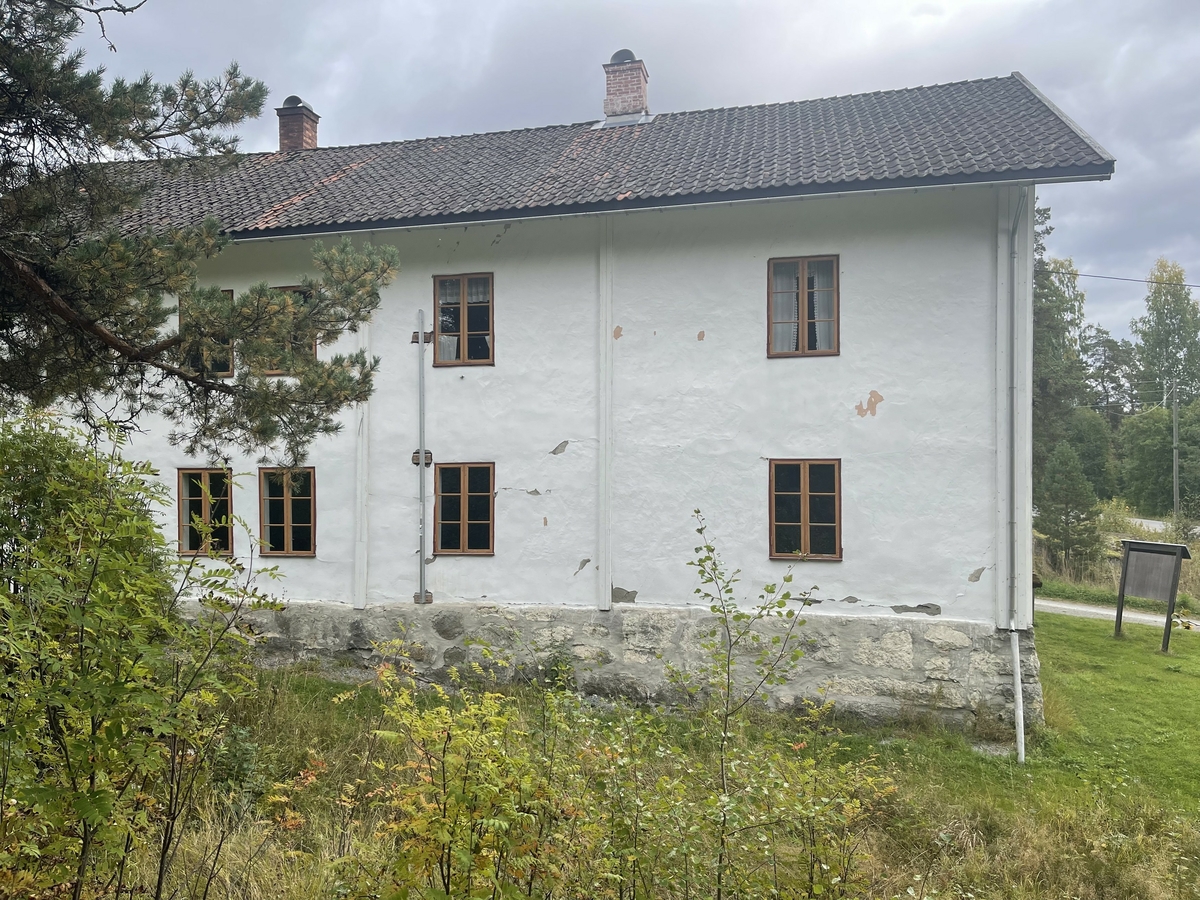 Klevfosboligen - oftest kalt bare kalt «Bolig’n» [med stum g] - er en 18, 9 meter lang og 8, 8 meter bred bygning, oppført av laftetømmer i to etasjer med rafthøyde på ….  meter.  Røstene er utført i bindingsverk med staffpanel som ytterkledning.  Bygningen kviler på en gråsteinmur, hovedsakelig murt av lokal granitt. I tillegg til å tjene som fundament for laftekonstruksjonene danner grunnmuren også yttervegger for to[?] store kjellerrom.  Sentralt på den «ytre» (søndre) delen av kjelleren, der muren rager 125-140 centimeter over bakken, er det oppsatt en kjellernedgang som er 150 centimeter bred og stikker 80 centimeter fram fra murlivet.  Her er sideveggene støpte, mens fronten er kledd med under- og overliggerpanel omkring ei labankdør, som ser ut til å være av nyere dato.  Oppå de støpte sideveggene i kjellernedgangen er det lagt et buet tak, som også er støpt.  Kjellermurkronas ytterkanter danner en 15-20 centimeter bred avsats langs de tømrete vegglivenes ytterkant, noe som sannsynligvis representerer en viss fare for oppsamling av fukt i forbindelse med slagregn- eller snø.  Klevfosboligens yttervegger er rappete, tilsynelatende med en sementliknende mørtel som antakelig har en noe annen konsistens enn den opprinnelige.  De rappete veggflatene er kvitmalte, og det er også laftekassene av bord, som stikker noe fram fra det øvrige vegglivet. Nederst, mot grunnmuren, har det løsnet noen flak av rappinga.  På østre langvegg ser man tydelig at ytterveggen er rydd, og at det er hogd hakk i tømmeret for å gi feste for den glattpussete flata med mørtel.  På gavlveggen i sør ser det ut til å være lagt et spileverk av lekter med samme formål.  Bolig’n har 27 vinduer.  Samtlige er såkalte empirevinduer med to fag, og med tre ruter i hver grind.  Vindusgrindene og midtstolpen er malt med en okergul farge, mens ramma rundt er rødmalt.  Det samme gjelder geriktene omkring vinduene, som det for øvrig bare er gavlen mot sør (mot vegen til Ådalsbruk) som har.  Denne fargen finner vi også igjen på den todelte inngangsdøra, som er plassert på langveggen mot øst.  Inngangen har to dørblad med speil, og i overkant er det et vindu med tre ruter, som slipper dagslys inn i en ellers vindusløs gang.  Døra er – med unntak av fasene på dørspeilene, som er røde – malt med den samme okergule fargen som vindusgrindene.  Foran inngangsdøra er det et repos – 3, 1meter bredt og 2, 2 meter dypt – med pulttak over.  Taket bæres av fire stolper som er reist på reposets ytterkant.  Disse, og innsida av den lave veggen som er montert mot stolperekka, er malt i den samme vinrøde fargen som er brukt på blant annet vinduskarmene.  Ellers er overbygget over inngangen til Klevfosboligen kvitmalt, både innvendig og utvendig.  Det later til at man siste gangen denne delen av bygningen ble påført kvitfarge brukte en malingstype med dårlige diffusjonsegenskaper, uten at dette har fått dramatiske konsekvenser i denne luftige konstruksjonen. Bygningens yttervegger under det nevnte taket, omkring inngangsdøra, er ikke rappet, men i stedet kledd med under- og overliggerpanel.  Underliggerne er brede bord, mens overliggerne er forholdsvis smale (drøyt 6 centimeter brede) og har staffprofiler langs kantflatene som vender ut.  På gavlveggen mot nordøst er det ei om lag 3, 4 meter bred veggflate, som verken er rappet eller bordkledd.  Her har det en gang vært et trappehus av bordkledd bindingsverk.  De gjenkabbete døråpningene som førte fra trappehuset inn i bygningskjernen er fortsatt godt synlige. Gavlveggen mot nord er for øvrig forsterket i vertikal retning med labanker.  En slik labank finnes også ved nordenden av vestre langvegg.  Klevfosboligen har saltak som bæres av 18 sperrepar med profilerte avslutninger på endestykkene som bærer taktustikkene.  I gavlendene finnes det ni åsutstikk med samme profilering.  Taket stikker godt ut i forhold til veggflatene, som av den grunn ser ut til å ha blitt spart for fuktskader.  Yttertaket er tekket med krumtegl av den gamle typen, som var så mye brukt på Hedmarken på 1800-tallet.  Sentralt på den øvre delen av den østre takflata er det ark med tofags funkisvinduer i fronten.  Sideveggene på arken er kledd med kvitmalt over- og underliggerpanel, der det er brukt smale lekter som overliggere. 

Går man inn døra i Bolig’n kommer man først inn i en gang som er 395 centimeter bred og 290 centimeter djup.  Herfra er det dører til rom både til venstre, rett fram og til høyre.  Dreier man til venstre finner man også trappa til 2. etasje.  Trappa er todelt.  Man går først fem trinn opp til et repos (100 X 96 centimeter),  Overflata på reposet befinner seg 110 centimeter over golvflata i 1. etasje.  Derfra fortsetter trappeløpet langs østre yttervegg, med ni trinn før man når golvet i 2. etasje.  Takhøyden i gangen i 1. etasje er på 280 centimeter.  Gangrommet har staffpanelte vegger, som er malt med lysegrønn farge.  Denne malinga er også brukt på to hjørneskap av høvlet glattpanel i den nordre delen av rommet, på yttersida av trappevangene, gelenderet og et lite skap under trappereposet.  Golvet og trappetrinnene er brunmalte.  Golvbordene umiddelbart innenfor ytterdøra bærer preg av at mange har tråkket på dem gjennom årenes løp.  Det samme gjelder den midtre delen av trappetrinnene.  Taket i gangen er i likhet med veggene kledd med staffpanel, som er kvitmalt.  

Går en døra til høyre kommer en inn i et rom som måler 410 centimeter i retning nord-sør og 415 centimeter i retning øst vest.  Rommet er kledd med faspanel på alle vegger og i taket.  På østveggen er det ett vindu, og i det nordvestre hjørnet ei teglsteinspipe med 115 centimeter lan brannmur mot vestveggen.  Fra brannmuren og sørøver denne veggen står det en kjøkkenbenk som kan se ut til å være fra 1930-40-åra.  Også i dette rommet er taket kvitmalt, veggene, brannmuren og pipa er guloransje, og golvet er grønnmalt.  Det består for øvrig av 7, 7 centimeter brede golvbord med not og fjær, en golvkledning som antakelig er lagt oppå et eldre golv. 

Fra det sist beskrevne rommet kan en fortsette vandringa til det nordøstre rommet i Bolig’n..  Grunnflata her måler 407 centimeter langt i retning nord-sør og 414 centimeter i retning øst-vest. Også her er vegger og tak kledd med staffpanel.  Taket er gulkvitt, veggene lyst gulgrønne.  Golvet er belagt med 13, 3 centimeter brede bord, som er brunmalte.  Golvet virker nytt, og er antakelig lagt etter at Bolig’n ble museumshus.  Det nordøstre rommet har to vinduer, ett på østveggen og ett på nordveggen.  I det sørvestre hjørnet av rommet er det pipe og brannmur, som er malt som veggene for øvrig. 

Ved siden av den nevnte brannmuren er det dør til det nordvestre rommet i Bolig’ns førsteetasje.  Det måler 410 centimeter i retning nord-sør og420 centimeter i retning øst-vest.  Også her er det staffpanel i taket og på veggene, og det er samme type golvbord som på forrige rom.  Taket er gulkvitt, veggene gråbrune og golvet brunt.  Rommet har ett vindu på vestveggen.  På nordveggen er en eldre, 106 centimeter bred døråpning til et tidligere trappehus på nordgavlen gjenkledd med staffpanel.  I det sørøstre hjørnet av rommet står en drøyt to meter høy etasjeovn fra Aadals Brug.  Da bygningen ble registrert var det røyset såpass mye tungt utstillingsmateriell rundt ovnen at det ikke lot seg gjøre å lese eventuell typebetegnelse. 
Går en så tilbake til gangen i første etasje og tar døra rett fram, kommer en inn i noe som nok både før og etter at Bolig’n kom til Klefos har vært et kjøkken.  Rommet måler 390 centimeter i retning nord-sør og 525 centimeter i retning øst-vest.  Taket og veggene er også her kledd med staffpanel, taket er kvitmalt, veggene, samt pipa og brannmuren i den sørøstre delen av rommet, er grårosa.  Golvet er også i dette rommet brunmalt.  Slitasjen tyder på at det er det golvet som ble lagt da bygningen ble gjenoppført på Klevfos i slutten av 1880-åra.  Rommet har to vinduer på vestveggen.  I den sørvestre delen av dette rommet står det et matskap, lagd av faspanel. 

Går en inn døra på nordveggen i det nettopp beskrevne rommet, kommer en nok en gang til et rom med staffpanel i taket og i veggene.  Taket er kvitmalt, veggene er lysegrønne, med unntak av brannmuren i det nordøstre hjørnet, som er kvit.  Også her er det et nytt golv med 13, 3 centimeter brede, brunmalte bord.  Dette rommet har to vinduer på vestveggen.  I tillegg til den døra en kommer inn via på sørveggen, er det en gjenkledd døråpning på nordveggen også.  En gang har det altså vært en forbindelse mellom dette rommet og det som ligger i det nordvestre hjørnet av Bolig’n.  Grunnflata i det beskrevne rommet er 412 centimeter i retning nord-sør og 413 i retning øst-vest. 

I det sørvestre hjørnet av første etasje i Bolig’n er det et rom som er 564 centimeter langt i retning nord-sør og 391 centimeter i retning øst-vest.  Også her er det staffpanel i taket og på veggene.  På østveggen er en tidligere døråpning gjenkledd med faspanel.  Taket er kvitmalt, veggene lysegrønne.  Unntaket er brannmuren i det nordøstre hjørnet, som er lysegrå.  Her står det en etasjeovn fra Aadals Brug (No 17).  Det opprinnelige golvet ser ut til å være bevart.  Det er også her brunmalt. Rommet har ett vindu på sørveggen og ett på vestveggen. 
I det sørøstre hjørnet av Bolig’n er det to rom.  Fra gangen kommer en først inn i et kjøkken, der golvflata måler 321 centimeter i retning nord-sør og 430 centimeter i retning øst-vest.  Taket og tre av veggene er kledd med staffpanel.  Den søndre veggen og en gjenkledd døråpning på vestveggen er kledd med faspanel.  Taket er kvitt, veggene lysegrønne, og det gamle golvet er brunmalt.  Rommet har ett vindu på østveggen.  I det nordvestre hjørnet av rommet, like ved inngangsdøra, står det en liten etasjeovn fra Aadals Brug (nr. 71), og mot den søndre delen av vestveggen en liten kjøkkenbenk, lagd av faspanel. I taket er det en gipsrosett med diameter på 65 centimeter.  Den ble sannsynligvis plassert der før det ble avdelt et lite kammers i det sørøstre hjørnet av bygningen. 

Det nevnte kammerset har inngang fra foregående rom.  Golvflata er 236 centimeter lang i retning nord-sør og 430 centimeter lang i retning øst-vest.  Taket og veggene – unntatt nordveggen (mot foregående rom, hver det er faspanel – er kledd med staffpanel.  Taket er malt lyst grått, veggene er lysegrønne og golvet er brunt, som ellers i huset.  Rommet har ett vindu på sørveggen. 

I 2. etasje er det en gang som er 390 centimeter lang i retning nord-sør og 290 centimeter bred i retning øst-vest.  Unntatt fra dette arealet er trappa opp fra første etasje, som legger beslag på 2, 57 X 110 centimeter i det sørøstre hjørnet av rommet, og ei innkledd loftstrapp (150 X 81 centimeter) i det nordvestre hjørnet.  Trappeløpet mot 1, etasje er beskyttet med et gelender.  Under loftstrappa er det et innkledd skap.  Takhøyden i gangen i 2. etasje – og vel i 2. etasje generelt – er cirka 270 centimeter.  Gangen har tak og vegger som er kledd med staffpanel.  Taket er malt i en lysegrå farge, veggene og trappegelenderet er lysegrønne og golvet og trappene er brune.  Gangrommet har vindu på østveggen.  

Planløsningen i 2. etasje er ellers om lag den samme som i 1.  Tar en døra rett fram når en kommer opp trappa (på gangens nordvegg), kommer en inn i et kjøkkenrom, som måler 416 centimeter i retning nord-sør og 415 centimeter i retning øst-vest.  Taket og veggene er kledd med staffpanel.  Taket er gråkvitt, veggene lyseblå, mens golvet er brunmalt.  Rommet har ett vindu på østveggen.  I rommets nordvestre hjørne står en liten Jøtul-vedovn.  I det sørøstre hjørnet finner vi en kjøkkenbenk (172 X 48 centimeters benkeplate) med overskap (130 X 30 centimeter).  Kjøkkenet er ellers forsøkt innredet slik familiekjøkkenene i Bolig’n var i 1950åra. 

Fra foregående rom er det dør på nordveggen til det nordøstre rommet i Bolig’ns 2. etasje.  Dette rommet har ei grunnflate på 406 centimeter i retning nord-sør og 416 centimeter i retning øst-vest.  Taket og veggene er kledd med staffpanel.  Taket er malt lysegrått, veggene er lysegule, og golvet har den brune fargen som går igjen i hele huset.  Rommet har to vinduer, ett på østveggen og ett på nordveggen.  I det sørvestre hjørnet står det en etasjeovn fra Aadals Brug (No 17).  Rommet er innredet som stue fra 1950-åra.  

På vestveggen i foregående rom er det dør til det nordvestre rommet i Bolig’ns 2. etasje.  Grunnflata er på 420 centimeter i retning nord-sør og 413 centimeter i retning øst-vest.  Taket og veggene er kledd med staffpanel.  Taket er gulgrått, veggene lysegrønne og golvet brunt.  Brannmuren i det sørøstre hjørnet er kvitmalt.  På nordveggen er en døråpning til et tidligere trappehus på nordgavlen gjenkledd.  Rommet har ett vindu på vestveggen.  På sørveggen er det dør til tilstøtende leilighet.  Rommet er innredet som familiesoverom fra 1950-åra. 

Går vi tilbake til gangen i 2. etasje og velger døra på vestveggen kommer vi inn i et kjøkkenrom som måler 392 centimeter i retning nord-sør og 528 centimeter i retning øst-vest.  I det sørøstre hjørnet er det ei stor pipe (89 X 79 centimeter) med en drøyt 120 centimeter lang brannmurforlengelse langs sørveggen.  Her står det en vedkomfyr (Aadals Brug No 125).  I det nordøstre hjørnet er det en kjøkkenbenk (175 X 58 centimeters plate) med hjørneskap over.  Rommet har vindu på vestveggen og dører til tilstøtende rom, både på nord- og sørveggen.  Kjøkkenet er forsøkt innredet slik informanter har fortalt at Klevfos-arbeiderfamiliens kjøkkener var i 1930-åra. 

Rommet sør for foregående rom har ei grunnflate på 575 centimeter i retning nord-sør og 390 centimeter i retning øst-vest.  Det har ett vindu på sørveggen og ett på vestveggen.  Både tak og vegger er kledd med staffpanel.  Taket er kvitmalt, veggene rosa og golvet brunt.  I det nordøstre hjørnet står en etasjeovn – Aadals Brug No 76.  Rommet er innredet som kombinert stue og soverom, noe som var vanlig i arbeidermiljøet på Klevfos i 1930-åra. 

Velger vi døra på sørveggen fra gangen i 2. etasje, kommer vi inn i et rom som er 318 centimeter langt i retning nord-sør og 437 centimeter i retning øst-vest.  Også her er det staffpanel i taket og på veggene.  Taket er gulkvitt, veggene lysegrønne og golvet brunt.  Rommet har ett vindu på østveggen. I det nordvestre hjørnet står en vedkomfyr – Aadals Brug No 23.  I det sørvestre hjørnet en liten veggfast kjøkkenbenk. (1747 X 47). 

På sørveggen i foregående rom er det dør til et lite hjørnerom, 245 centimeter langt i retning nord-sør og 435 centimeter i retning øst-vest.  Staffpanel i tak og på vegger.  Taket er gråkvitt, veggene lysegrønne og golvet brunt.  I nordvestre hjørne er det brannmur med plass for vedovn, som ikke er intakt. 

Sentralt i den søndre delen av loftet er det et 580 cm langt og 437 bredt rom, der tak og vegger er kledd med staffpanel.  Taket er kvitmalt og veggene lyseblå.  På østre og vestre side av rommet, der takhøyden er lav, er det kott uten vinduer.  I den nordre enden av loftet er det også innredet et boligrom.  Golvflata måler 423 centimeter i retning nord-sør og 440 centimeter i retning øst-vest. Også her er vegger og tak kledd med staffpanel, men til forskjell fra i alle andre rom i dette huset er veggkledningen lagt horisontalt. Taket er kvitmalt, veggene rosalilla.  Også her er det vinduløse kott mot husets langvegger (øst og vest) der takhøyden på loftet er lav.  Begge de panelte enderommene på loftet har to vinduer på gavlveggene.  Den midtre delen av loftet har aldri vært innredet til boligformål.  Her er det tre kott med enkle bordvegger på østsida og fire nisjer på vestsida av bygningen. 

