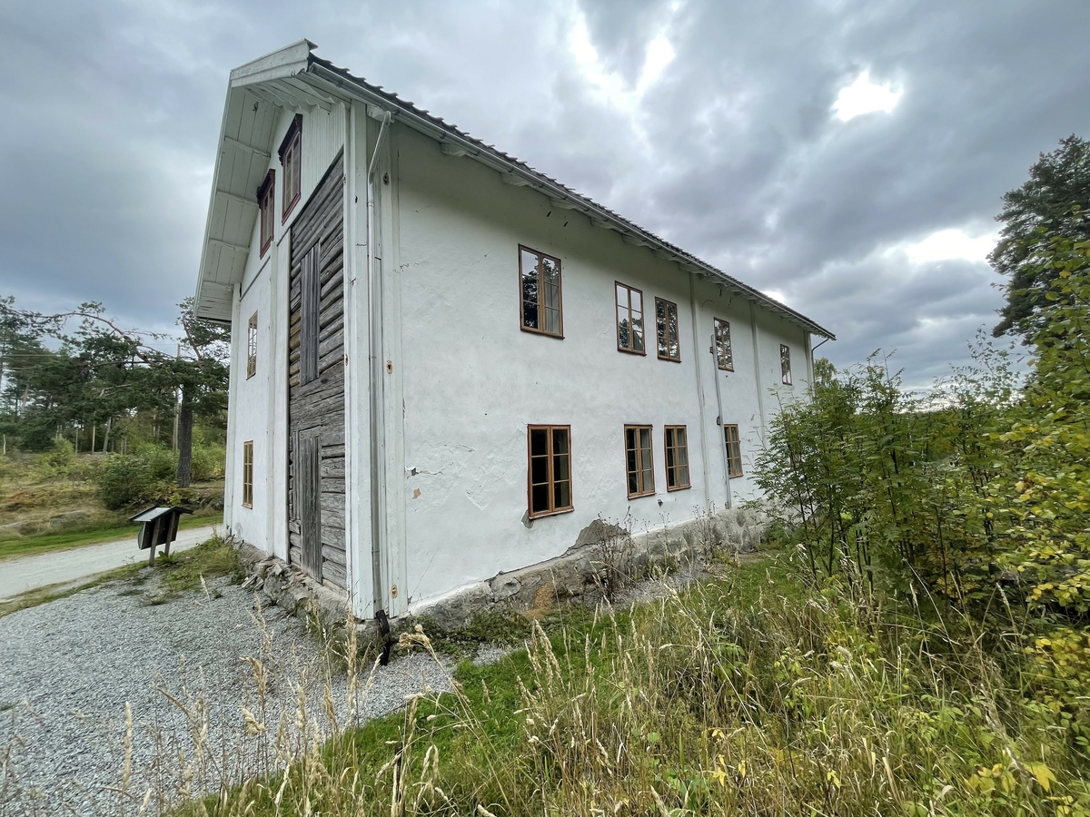 Klevfosboligen - oftest kalt bare kalt «Bolig’n» [med stum g] - er en 18, 9 meter lang og 8, 8 meter bred bygning, oppført av laftetømmer i to etasjer med rafthøyde på ….  meter.  Røstene er utført i bindingsverk med staffpanel som ytterkledning.  Bygningen kviler på en gråsteinmur, hovedsakelig murt av lokal granitt. I tillegg til å tjene som fundament for laftekonstruksjonene danner grunnmuren også yttervegger for to[?] store kjellerrom.  Sentralt på den «ytre» (søndre) delen av kjelleren, der muren rager 125-140 centimeter over bakken, er det oppsatt en kjellernedgang som er 150 centimeter bred og stikker 80 centimeter fram fra murlivet.  Her er sideveggene støpte, mens fronten er kledd med under- og overliggerpanel omkring ei labankdør, som ser ut til å være av nyere dato.  Oppå de støpte sideveggene i kjellernedgangen er det lagt et buet tak, som også er støpt.  Kjellermurkronas ytterkanter danner en 15-20 centimeter bred avsats langs de tømrete vegglivenes ytterkant, noe som sannsynligvis representerer en viss fare for oppsamling av fukt i forbindelse med slagregn- eller snø.  Klevfosboligens yttervegger er rappete, tilsynelatende med en sementliknende mørtel som antakelig har en noe annen konsistens enn den opprinnelige.  De rappete veggflatene er kvitmalte, og det er også laftekassene av bord, som stikker noe fram fra det øvrige vegglivet. Nederst, mot grunnmuren, har det løsnet noen flak av rappinga.  På østre langvegg ser man tydelig at ytterveggen er rydd, og at det er hogd hakk i tømmeret for å gi feste for den glattpussete flata med mørtel.  På gavlveggen i sør ser det ut til å være lagt et spileverk av lekter med samme formål.  Bolig’n har 27 vinduer.  Samtlige er såkalte empirevinduer med to fag, og med tre ruter i hver grind.  Vindusgrindene og midtstolpen er malt med en okergul farge, mens ramma rundt er rødmalt.  Det samme gjelder geriktene omkring vinduene, som det for øvrig bare er gavlen mot sør (mot vegen til Ådalsbruk) som har.  Denne fargen finner vi også igjen på den todelte inngangsdøra, som er plassert på langveggen mot øst.  Inngangen har to dørblad med speil, og i overkant er det et vindu med tre ruter, som slipper dagslys inn i en ellers vindusløs gang.  Døra er – med unntak av fasene på dørspeilene, som er røde – malt med den samme okergule fargen som vindusgrindene.  Foran inngangsdøra er det et repos – 3, 1meter bredt og 2, 2 meter dypt – med pulttak over.  Taket bæres av fire stolper som er reist på reposets ytterkant.  Disse, og innsida av den lave veggen som er montert mot stolperekka, er malt i den samme vinrøde fargen som er brukt på blant annet vinduskarmene.  Ellers er overbygget over inngangen til Klevfosboligen kvitmalt, både innvendig og utvendig.  Det later til at man siste gangen denne delen av bygningen ble påført kvitfarge brukte en malingstype med dårlige diffusjonsegenskaper, uten at dette har fått dramatiske konsekvenser i denne luftige konstruksjonen. Bygningens yttervegger under det nevnte taket, omkring inngangsdøra, er ikke rappet, men i stedet kledd med under- og overliggerpanel.  Underliggerne er brede bord, mens overliggerne er forholdsvis smale (drøyt 6 centimeter brede) og har staffprofiler langs kantflatene som vender ut.  På gavlveggen mot nordøst er det ei om lag 3, 4 meter bred veggflate, som verken er rappet eller bordkledd.  Her har det en gang vært et trappehus av bordkledd bindingsverk.  De gjenkabbete døråpningene som førte fra trappehuset inn i bygningskjernen er fortsatt godt synlige. Gavlveggen mot nord er for øvrig forsterket i vertikal retning med labanker.  En slik labank finnes også ved nordenden av vestre langvegg.  Klevfosboligen har saltak som bæres av 18 sperrepar med profilerte avslutninger på endestykkene som bærer taktustikkene.  I gavlendene finnes det ni åsutstikk med samme profilering.  Taket stikker godt ut i forhold til veggflatene, som av den grunn ser ut til å ha blitt spart for fuktskader.  Yttertaket er tekket med krumtegl av den gamle typen, som var så mye brukt på Hedmarken på 1800-tallet.  Sentralt på den øvre delen av den østre takflata er det ark med tofags funkisvinduer i fronten.  Sideveggene på arken er kledd med kvitmalt over- og underliggerpanel, der det er brukt smale lekter som overliggere. 

Går man inn døra i Bolig’n kommer man først inn i en gang som er 395 centimeter bred og 290 centimeter djup.  Herfra er det dører til rom både til venstre, rett fram og til høyre.  Dreier man til venstre finner man også trappa til 2. etasje.  Trappa er todelt.  Man går først fem trinn opp til et repos (100 X 96 centimeter),  Overflata på reposet befinner seg 110 centimeter over golvflata i 1. etasje.  Derfra fortsetter trappeløpet langs østre yttervegg, med ni trinn før man når golvet i 2. etasje.  Takhøyden i gangen i 1. etasje er på 280 centimeter.  Gangrommet har staffpanelte vegger, som er malt med lysegrønn farge.  Denne malinga er også brukt på to hjørneskap av høvlet glattpanel i den nordre delen av rommet, på yttersida av trappevangene, gelenderet og et lite skap under trappereposet.  Golvet og trappetrinnene er brunmalte.  Golvbordene umiddelbart innenfor ytterdøra bærer preg av at mange har tråkket på dem gjennom årenes løp.  Det samme gjelder den midtre delen av trappetrinnene.  Taket i gangen er i likhet med veggene kledd med staffpanel, som er kvitmalt.  

Går en døra til høyre kommer en inn i et rom som måler 410 centimeter i retning nord-sør og 415 centimeter i retning øst vest.  Rommet er kledd med faspanel på alle vegger og i taket.  På østveggen er det ett vindu, og i det nordvestre hjørnet ei teglsteinspipe med 115 centimeter lan brannmur mot vestveggen.  Fra brannmuren og sørøver denne veggen står det en kjøkkenbenk som kan se ut til å være fra 1930-40-åra.  Også i dette rommet er taket kvitmalt, veggene, brannmuren og pipa er guloransje, og golvet er grønnmalt.  Det består for øvrig av 7, 7 centimeter brede golvbord med not og fjær, en golvkledning som antakelig er lagt oppå et eldre golv. 

Fra det sist beskrevne rommet kan en fortsette vandringa til det nordøstre rommet i Bolig’n..  Grunnflata her måler 407 centimeter langt i retning nord-sør og 414 centimeter i retning øst-vest. Også her er vegger og tak kledd med staffpanel.  Taket er gulkvitt, veggene lyst gulgrønne.  Golvet er belagt med 13, 3 centimeter brede bord, som er brunmalte.  Golvet virker nytt, og er antakelig lagt etter at Bolig’n ble museumshus.  Det nordøstre rommet har to vinduer, ett på østveggen og ett på nordveggen.  I det sørvestre hjørnet av rommet er det pipe og brannmur, som er malt som veggene for øvrig. 

Ved siden av den nevnte brannmuren er det dør til det nordvestre rommet i Bolig’ns førsteetasje.  Det måler 410 centimeter i retning nord-sør og420 centimeter i retning øst-vest.  Også her er det staffpanel i taket og på veggene, og det er samme type golvbord som på forrige rom.  Taket er gulkvitt, veggene gråbrune og golvet brunt.  Rommet har ett vindu på vestveggen.  På nordveggen er en eldre, 106 centimeter bred døråpning til et tidligere trappehus på nordgavlen gjenkledd med staffpanel.  I det sørøstre hjørnet av rommet står en drøyt to meter høy etasjeovn fra Aadals Brug.  Da bygningen ble registrert var det røyset såpass mye tungt utstillingsmateriell rundt ovnen at det ikke lot seg gjøre å lese eventuell typebetegnelse. 
Går en så tilbake til gangen i første etasje og tar døra rett fram, kommer en inn i noe som nok både før og etter at Bolig’n kom til Klefos har vært et kjøkken.  Rommet måler 390 centimeter i retning nord-sør og 525 centimeter i retning øst-vest.  Taket og veggene er også her kledd med staffpanel, taket er kvitmalt, veggene, samt pipa og brannmuren i den sørøstre delen av rommet, er grårosa.  Golvet er også i dette rommet brunmalt.  Slitasjen tyder på at det er det golvet som ble lagt da bygningen ble gjenoppført på Klevfos i slutten av 1880-åra.  Rommet har to vinduer på vestveggen.  I den sørvestre delen av dette rommet står det et matskap, lagd av faspanel. 

Går en inn døra på nordveggen i det nettopp beskrevne rommet, kommer en nok en gang til et rom med staffpanel i taket og i veggene.  Taket er kvitmalt, veggene er lysegrønne, med unntak av brannmuren i det nordøstre hjørnet, som er kvit.  Også her er det et nytt golv med 13, 3 centimeter brede, brunmalte bord.  Dette rommet har to vinduer på vestveggen.  I tillegg til den døra en kommer inn via på sørveggen, er det en gjenkledd døråpning på nordveggen også.  En gang har det altså vært en forbindelse mellom dette rommet og det som ligger i det nordvestre hjørnet av Bolig’n.  Grunnflata i det beskrevne rommet er 412 centimeter i retning nord-sør og 413 i retning øst-vest. 

I det sørvestre hjørnet av første etasje i Bolig’n er det et rom som er 564 centimeter langt i retning nord-sør og 391 centimeter i retning øst-vest.  Også her er det staffpanel i taket og på veggene.  På østveggen er en tidligere døråpning gjenkledd med faspanel.  Taket er kvitmalt, veggene lysegrønne.  Unntaket er brannmuren i det nordøstre hjørnet, som er lysegrå.  Her står det en etasjeovn fra Aadals Brug (No 17).  Det opprinnelige golvet ser ut til å være bevart.  Det er også her brunmalt. Rommet har ett vindu på sørveggen og ett på vestveggen. 
I det sørøstre hjørnet av Bolig’n er det to rom.  Fra gangen kommer en først inn i et kjøkken, der golvflata måler 321 centimeter i retning nord-sør og 430 centimeter i retning øst-vest.  Taket og tre av veggene er kledd med staffpanel.  Den søndre veggen og en gjenkledd døråpning på vestveggen er kledd med faspanel.  Taket er kvitt, veggene lysegrønne, og det gamle golvet er brunmalt.  Rommet har ett vindu på østveggen.  I det nordvestre hjørnet av rommet, like ved inngangsdøra, står det en liten etasjeovn fra Aadals Brug (nr. 71), og mot den søndre delen av vestveggen en liten kjøkkenbenk, lagd av faspanel. I taket er det en gipsrosett med diameter på 65 centimeter.  Den ble sannsynligvis plassert der før det ble avdelt et lite kammers i det sørøstre hjørnet av bygningen. 

Det nevnte kammerset har inngang fra foregående rom.  Golvflata er 236 centimeter lang i retning nord-sør og 430 centimeter lang i retning øst-vest.  Taket og veggene – unntatt nordveggen (mot foregående rom, hver det er faspanel – er kledd med staffpanel.  Taket er malt lyst grått, veggene er lysegrønne og golvet er brunt, som ellers i huset.  Rommet har ett vindu på sørveggen. 

I 2. etasje er det en gang som er 390 centimeter lang i retning nord-sør og 290 centimeter bred i retning øst-vest.  Unntatt fra dette arealet er trappa opp fra første etasje, som legger beslag på 2, 57 X 110 centimeter i det sørøstre hjørnet av rommet, og ei innkledd loftstrapp (150 X 81 centimeter) i det nordvestre hjørnet.  Trappeløpet mot 1, etasje er beskyttet med et gelender.  Under loftstrappa er det et innkledd skap.  Takhøyden i gangen i 2. etasje – og vel i 2. etasje generelt – er cirka 270 centimeter.  Gangen har tak og vegger som er kledd med staffpanel.  Taket er malt i en lysegrå farge, veggene og trappegelenderet er lysegrønne og golvet og trappene er brune.  Gangrommet har vindu på østveggen.  

Planløsningen i 2. etasje er ellers om lag den samme som i 1.  Tar en døra rett fram når en kommer opp trappa (på gangens nordvegg), kommer en inn i et kjøkkenrom, som måler 416 centimeter i retning nord-sør og 415 centimeter i retning øst-vest.  Taket og veggene er kledd med staffpanel.  Taket er gråkvitt, veggene lyseblå, mens golvet er brunmalt.  Rommet har ett vindu på østveggen.  I rommets nordvestre hjørne står en liten Jøtul-vedovn.  I det sørøstre hjørnet finner vi en kjøkkenbenk (172 X 48 centimeters benkeplate) med overskap (130 X 30 centimeter).  Kjøkkenet er ellers forsøkt innredet slik familiekjøkkenene i Bolig’n var i 1950åra. 

Fra foregående rom er det dør på nordveggen til det nordøstre rommet i Bolig’ns 2. etasje.  Dette rommet har ei grunnflate på 406 centimeter i retning nord-sør og 416 centimeter i retning øst-vest.  Taket og veggene er kledd med staffpanel.  Taket er malt lysegrått, veggene er lysegule, og golvet har den brune fargen som går igjen i hele huset.  Rommet har to vinduer, ett på østveggen og ett på nordveggen.  I det sørvestre hjørnet står det en etasjeovn fra Aadals Brug (No 17).  Rommet er innredet som stue fra 1950-åra.  

På vestveggen i foregående rom er det dør til det nordvestre rommet i Bolig’ns 2. etasje.  Grunnflata er på 420 centimeter i retning nord-sør og 413 centimeter i retning øst-vest.  Taket og veggene er kledd med staffpanel.  Taket er gulgrått, veggene lysegrønne og golvet brunt.  Brannmuren i det sørøstre hjørnet er kvitmalt.  På nordveggen er en døråpning til et tidligere trappehus på nordgavlen gjenkledd.  Rommet har ett vindu på vestveggen.  På sørveggen er det dør til tilstøtende leilighet.  Rommet er innredet som familiesoverom fra 1950-åra. 

Går vi tilbake til gangen i 2. etasje og velger døra på vestveggen kommer vi inn i et kjøkkenrom som måler 392 centimeter i retning nord-sør og 528 centimeter i retning øst-vest.  I det sørøstre hjørnet er det ei stor pipe (89 X 79 centimeter) med en drøyt 120 centimeter lang brannmurforlengelse langs sørveggen.  Her står det en vedkomfyr (Aadals Brug No 125).  I det nordøstre hjørnet er det en kjøkkenbenk (175 X 58 centimeters plate) med hjørneskap over.  Rommet har vindu på vestveggen og dører til tilstøtende rom, både på nord- og sørveggen.  Kjøkkenet er forsøkt innredet slik informanter har fortalt at Klevfos-arbeiderfamiliens kjøkkener var i 1930-åra. 

Rommet sør for foregående rom har ei grunnflate på 575 centimeter i retning nord-sør og 390 centimeter i retning øst-vest.  Det har ett vindu på sørveggen og ett på vestveggen.  Både tak og vegger er kledd med staffpanel.  Taket er kvitmalt, veggene rosa og golvet brunt.  I det nordøstre hjørnet står en etasjeovn – Aadals Brug No 76.  Rommet er innredet som kombinert stue og soverom, noe som var vanlig i arbeidermiljøet på Klevfos i 1930-åra. 

Velger vi døra på sørveggen fra gangen i 2. etasje, kommer vi inn i et rom som er 318 centimeter langt i retning nord-sør og 437 centimeter i retning øst-vest.  Også her er det staffpanel i taket og på veggene.  Taket er gulkvitt, veggene lysegrønne og golvet brunt.  Rommet har ett vindu på østveggen. I det nordvestre hjørnet står en vedkomfyr – Aadals Brug No 23.  I det sørvestre hjørnet en liten veggfast kjøkkenbenk. (1747 X 47). 

På sørveggen i foregående rom er det dør til et lite hjørnerom, 245 centimeter langt i retning nord-sør og 435 centimeter i retning øst-vest.  Staffpanel i tak og på vegger.  Taket er gråkvitt, veggene lysegrønne og golvet brunt.  I nordvestre hjørne er det brannmur med plass for vedovn, som ikke er intakt. 

Sentralt i den søndre delen av loftet er det et 580 cm langt og 437 bredt rom, der tak og vegger er kledd med staffpanel.  Taket er kvitmalt og veggene lyseblå.  På østre og vestre side av rommet, der takhøyden er lav, er det kott uten vinduer.  I den nordre enden av loftet er det også innredet et boligrom.  Golvflata måler 423 centimeter i retning nord-sør og 440 centimeter i retning øst-vest. Også her er vegger og tak kledd med staffpanel, men til forskjell fra i alle andre rom i dette huset er veggkledningen lagt horisontalt. Taket er kvitmalt, veggene rosalilla.  Også her er det vinduløse kott mot husets langvegger (øst og vest) der takhøyden på loftet er lav.  Begge de panelte enderommene på loftet har to vinduer på gavlveggene.  Den midtre delen av loftet har aldri vært innredet til boligformål.  Her er det tre kott med enkle bordvegger på østsida og fire nisjer på vestsida av bygningen. 
