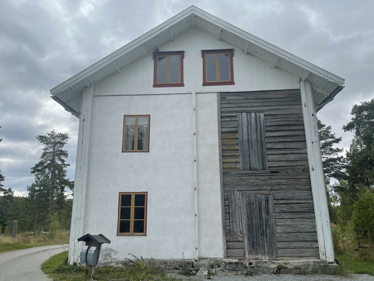Klevfosboligen - oftest kalt bare kalt «Bolig’n» [med stum g] - er en 18, 9 meter lang og 8, 8 meter bred bygning, oppført av laftetømmer i to etasjer med rafthøyde på ….  meter.  Røstene er utført i bindingsverk med staffpanel som ytterkledning.  Bygningen kviler på en gråsteinmur, hovedsakelig murt av lokal granitt. I tillegg til å tjene som fundament for laftekonstruksjonene danner grunnmuren også yttervegger for to[?] store kjellerrom.  Sentralt på den «ytre» (søndre) delen av kjelleren, der muren rager 125-140 centimeter over bakken, er det oppsatt en kjellernedgang som er 150 centimeter bred og stikker 80 centimeter fram fra murlivet.  Her er sideveggene støpte, mens fronten er kledd med under- og overliggerpanel omkring ei labankdør, som ser ut til å være av nyere dato.  Oppå de støpte sideveggene i kjellernedgangen er det lagt et buet tak, som også er støpt.  Kjellermurkronas ytterkanter danner en 15-20 centimeter bred avsats langs de tømrete vegglivenes ytterkant, noe som sannsynligvis representerer en viss fare for oppsamling av fukt i forbindelse med slagregn- eller snø.  Klevfosboligens yttervegger er rappete, tilsynelatende med en sementliknende mørtel som antakelig har en noe annen konsistens enn den opprinnelige.  De rappete veggflatene er kvitmalte, og det er også laftekassene av bord, som stikker noe fram fra det øvrige vegglivet. Nederst, mot grunnmuren, har det løsnet noen flak av rappinga.  På østre langvegg ser man tydelig at ytterveggen er rydd, og at det er hogd hakk i tømmeret for å gi feste for den glattpussete flata med mørtel.  På gavlveggen i sør ser det ut til å være lagt et spileverk av lekter med samme formål.  Bolig’n har 27 vinduer.  Samtlige er såkalte empirevinduer med to fag, og med tre ruter i hver grind.  Vindusgrindene og midtstolpen er malt med en okergul farge, mens ramma rundt er rødmalt.  Det samme gjelder geriktene omkring vinduene, som det for øvrig bare er gavlen mot sør (mot vegen til Ådalsbruk) som har.  Denne fargen finner vi også igjen på den todelte inngangsdøra, som er plassert på langveggen mot øst.  Inngangen har to dørblad med speil, og i overkant er det et vindu med tre ruter, som slipper dagslys inn i en ellers vindusløs gang.  Døra er – med unntak av fasene på dørspeilene, som er røde – malt med den samme okergule fargen som vindusgrindene.  Foran inngangsdøra er det et repos – 3, 1meter bredt og 2, 2 meter dypt – med pulttak over.  Taket bæres av fire stolper som er reist på reposets ytterkant.  Disse, og innsida av den lave veggen som er montert mot stolperekka, er malt i den samme vinrøde fargen som er brukt på blant annet vinduskarmene.  Ellers er overbygget over inngangen til Klevfosboligen kvitmalt, både innvendig og utvendig.  Det later til at man siste gangen denne delen av bygningen ble påført kvitfarge brukte en malingstype med dårlige diffusjonsegenskaper, uten at dette har fått dramatiske konsekvenser i denne luftige konstruksjonen. Bygningens yttervegger under det nevnte taket, omkring inngangsdøra, er ikke rappet, men i stedet kledd med under- og overliggerpanel.  Underliggerne er brede bord, mens overliggerne er forholdsvis smale (drøyt 6 centimeter brede) og har staffprofiler langs kantflatene som vender ut.  På gavlveggen mot nordøst er det ei om lag 3, 4 meter bred veggflate, som verken er rappet eller bordkledd.  Her har det en gang vært et trappehus av bordkledd bindingsverk.  De gjenkabbete døråpningene som førte fra trappehuset inn i bygningskjernen er fortsatt godt synlige. Gavlveggen mot nord er for øvrig forsterket i vertikal retning med labanker.  En slik labank finnes også ved nordenden av vestre langvegg.  Klevfosboligen har saltak som bæres av 18 sperrepar med profilerte avslutninger på endestykkene som bærer taktustikkene.  I gavlendene finnes det ni åsutstikk med samme profilering.  Taket stikker godt ut i forhold til veggflatene, som av den grunn ser ut til å ha blitt spart for fuktskader.  Yttertaket er tekket med krumtegl av den gamle typen, som var så mye brukt på Hedmarken på 1800-tallet.  Sentralt på den øvre delen av den østre takflata er det ark med tofags funkisvinduer i fronten.  Sideveggene på arken er kledd med kvitmalt over- og underliggerpanel, der det er brukt smale lekter som overliggere. 

Går man inn døra i Bolig’n kommer man først inn i en gang som er 395 centimeter bred og 290 centimeter djup.  Herfra er det dører til rom både til venstre, rett fram og til høyre.  Dreier man til venstre finner man også trappa til 2. etasje.  Trappa er todelt.  Man går først fem trinn opp til et repos (100 X 96 centimeter),  Overflata på reposet befinner seg 110 centimeter over golvflata i 1. etasje.  Derfra fortsetter trappeløpet langs østre yttervegg, med ni trinn før man når golvet i 2. etasje.  Takhøyden i gangen i 1. etasje er på 280 centimeter.  Gangrommet har staffpanelte vegger, som er malt med lysegrønn farge.  Denne malinga er også brukt på to hjørneskap av høvlet glattpanel i den nordre delen av rommet, på yttersida av trappevangene, gelenderet og et lite skap under trappereposet.  Golvet og trappetrinnene er brunmalte.  Golvbordene umiddelbart innenfor ytterdøra bærer preg av at mange har tråkket på dem gjennom årenes løp.  Det samme gjelder den midtre delen av trappetrinnene.  Taket i gangen er i likhet med veggene kledd med staffpanel, som er kvitmalt.  

Går en døra til høyre kommer en inn i et rom som måler 410 centimeter i retning nord-sør og 415 centimeter i retning øst vest.  Rommet er kledd med faspanel på alle vegger og i taket.  På østveggen er det ett vindu, og i det nordvestre hjørnet ei teglsteinspipe med 115 centimeter lan brannmur mot vestveggen.  Fra brannmuren og sørøver denne veggen står det en kjøkkenbenk som kan se ut til å være fra 1930-40-åra.  Også i dette rommet er taket kvitmalt, veggene, brannmuren og pipa er guloransje, og golvet er grønnmalt.  Det består for øvrig av 7, 7 centimeter brede golvbord med not og fjær, en golvkledning som antakelig er lagt oppå et eldre golv. 

Fra det sist beskrevne rommet kan en fortsette vandringa til det nordøstre rommet i Bolig’n..  Grunnflata her måler 407 centimeter langt i retning nord-sør og 414 centimeter i retning øst-vest. Også her er vegger og tak kledd med staffpanel.  Taket er gulkvitt, veggene lyst gulgrønne.  Golvet er belagt med 13, 3 centimeter brede bord, som er brunmalte.  Golvet virker nytt, og er antakelig lagt etter at Bolig’n ble museumshus.  Det nordøstre rommet har to vinduer, ett på østveggen og ett på nordveggen.  I det sørvestre hjørnet av rommet er det pipe og brannmur, som er malt som veggene for øvrig. 

Ved siden av den nevnte brannmuren er det dør til det nordvestre rommet i Bolig’ns førsteetasje.  Det måler 410 centimeter i retning nord-sør og420 centimeter i retning øst-vest.  Også her er det staffpanel i taket og på veggene, og det er samme type golvbord som på forrige rom.  Taket er gulkvitt, veggene gråbrune og golvet brunt.  Rommet har ett vindu på vestveggen.  På nordveggen er en eldre, 106 centimeter bred døråpning til et tidligere trappehus på nordgavlen gjenkledd med staffpanel.  I det sørøstre hjørnet av rommet står en drøyt to meter høy etasjeovn fra Aadals Brug.  Da bygningen ble registrert var det røyset såpass mye tungt utstillingsmateriell rundt ovnen at det ikke lot seg gjøre å lese eventuell typebetegnelse. 
Går en så tilbake til gangen i første etasje og tar døra rett fram, kommer en inn i noe som nok både før og etter at Bolig’n kom til Klefos har vært et kjøkken.  Rommet måler 390 centimeter i retning nord-sør og 525 centimeter i retning øst-vest.  Taket og veggene er også her kledd med staffpanel, taket er kvitmalt, veggene, samt pipa og brannmuren i den sørøstre delen av rommet, er grårosa.  Golvet er også i dette rommet brunmalt.  Slitasjen tyder på at det er det golvet som ble lagt da bygningen ble gjenoppført på Klevfos i slutten av 1880-åra.  Rommet har to vinduer på vestveggen.  I den sørvestre delen av dette rommet står det et matskap, lagd av faspanel. 

Går en inn døra på nordveggen i det nettopp beskrevne rommet, kommer en nok en gang til et rom med staffpanel i taket og i veggene.  Taket er kvitmalt, veggene er lysegrønne, med unntak av brannmuren i det nordøstre hjørnet, som er kvit.  Også her er det et nytt golv med 13, 3 centimeter brede, brunmalte bord.  Dette rommet har to vinduer på vestveggen.  I tillegg til den døra en kommer inn via på sørveggen, er det en gjenkledd døråpning på nordveggen også.  En gang har det altså vært en forbindelse mellom dette rommet og det som ligger i det nordvestre hjørnet av Bolig’n.  Grunnflata i det beskrevne rommet er 412 centimeter i retning nord-sør og 413 i retning øst-vest. 

I det sørvestre hjørnet av første etasje i Bolig’n er det et rom som er 564 centimeter langt i retning nord-sør og 391 centimeter i retning øst-vest.  Også her er det staffpanel i taket og på veggene.  På østveggen er en tidligere døråpning gjenkledd med faspanel.  Taket er kvitmalt, veggene lysegrønne.  Unntaket er brannmuren i det nordøstre hjørnet, som er lysegrå.  Her står det en etasjeovn fra Aadals Brug (No 17).  Det opprinnelige golvet ser ut til å være bevart.  Det er også her brunmalt. Rommet har ett vindu på sørveggen og ett på vestveggen. 
I det sørøstre hjørnet av Bolig’n er det to rom.  Fra gangen kommer en først inn i et kjøkken, der golvflata måler 321 centimeter i retning nord-sør og 430 centimeter i retning øst-vest.  Taket og tre av veggene er kledd med staffpanel.  Den søndre veggen og en gjenkledd døråpning på vestveggen er kledd med faspanel.  Taket er kvitt, veggene lysegrønne, og det gamle golvet er brunmalt.  Rommet har ett vindu på østveggen.  I det nordvestre hjørnet av rommet, like ved inngangsdøra, står det en liten etasjeovn fra Aadals Brug (nr. 71), og mot den søndre delen av vestveggen en liten kjøkkenbenk, lagd av faspanel. I taket er det en gipsrosett med diameter på 65 centimeter.  Den ble sannsynligvis plassert der før det ble avdelt et lite kammers i det sørøstre hjørnet av bygningen. 

Det nevnte kammerset har inngang fra foregående rom.  Golvflata er 236 centimeter lang i retning nord-sør og 430 centimeter lang i retning øst-vest.  Taket og veggene – unntatt nordveggen (mot foregående rom, hver det er faspanel – er kledd med staffpanel.  Taket er malt lyst grått, veggene er lysegrønne og golvet er brunt, som ellers i huset.  Rommet har ett vindu på sørveggen. 

I 2. etasje er det en gang som er 390 centimeter lang i retning nord-sør og 290 centimeter bred i retning øst-vest.  Unntatt fra dette arealet er trappa opp fra første etasje, som legger beslag på 2, 57 X 110 centimeter i det sørøstre hjørnet av rommet, og ei innkledd loftstrapp (150 X 81 centimeter) i det nordvestre hjørnet.  Trappeløpet mot 1, etasje er beskyttet med et gelender.  Under loftstrappa er det et innkledd skap.  Takhøyden i gangen i 2. etasje – og vel i 2. etasje generelt – er cirka 270 centimeter.  Gangen har tak og vegger som er kledd med staffpanel.  Taket er malt i en lysegrå farge, veggene og trappegelenderet er lysegrønne og golvet og trappene er brune.  Gangrommet har vindu på østveggen.  

Planløsningen i 2. etasje er ellers om lag den samme som i 1.  Tar en døra rett fram når en kommer opp trappa (på gangens nordvegg), kommer en inn i et kjøkkenrom, som måler 416 centimeter i retning nord-sør og 415 centimeter i retning øst-vest.  Taket og veggene er kledd med staffpanel.  Taket er gråkvitt, veggene lyseblå, mens golvet er brunmalt.  Rommet har ett vindu på østveggen.  I rommets nordvestre hjørne står en liten Jøtul-vedovn.  I det sørøstre hjørnet finner vi en kjøkkenbenk (172 X 48 centimeters benkeplate) med overskap (130 X 30 centimeter).  Kjøkkenet er ellers forsøkt innredet slik familiekjøkkenene i Bolig’n var i 1950åra. 

Fra foregående rom er det dør på nordveggen til det nordøstre rommet i Bolig’ns 2. etasje.  Dette rommet har ei grunnflate på 406 centimeter i retning nord-sør og 416 centimeter i retning øst-vest.  Taket og veggene er kledd med staffpanel.  Taket er malt lysegrått, veggene er lysegule, og golvet har den brune fargen som går igjen i hele huset.  Rommet har to vinduer, ett på østveggen og ett på nordveggen.  I det sørvestre hjørnet står det en etasjeovn fra Aadals Brug (No 17).  Rommet er innredet som stue fra 1950-åra.  

På vestveggen i foregående rom er det dør til det nordvestre rommet i Bolig’ns 2. etasje.  Grunnflata er på 420 centimeter i retning nord-sør og 413 centimeter i retning øst-vest.  Taket og veggene er kledd med staffpanel.  Taket er gulgrått, veggene lysegrønne og golvet brunt.  Brannmuren i det sørøstre hjørnet er kvitmalt.  På nordveggen er en døråpning til et tidligere trappehus på nordgavlen gjenkledd.  Rommet har ett vindu på vestveggen.  På sørveggen er det dør til tilstøtende leilighet.  Rommet er innredet som familiesoverom fra 1950-åra. 

Går vi tilbake til gangen i 2. etasje og velger døra på vestveggen kommer vi inn i et kjøkkenrom som måler 392 centimeter i retning nord-sør og 528 centimeter i retning øst-vest.  I det sørøstre hjørnet er det ei stor pipe (89 X 79 centimeter) med en drøyt 120 centimeter lang brannmurforlengelse langs sørveggen.  Her står det en vedkomfyr (Aadals Brug No 125).  I det nordøstre hjørnet er det en kjøkkenbenk (175 X 58 centimeters plate) med hjørneskap over.  Rommet har vindu på vestveggen og dører til tilstøtende rom, både på nord- og sørveggen.  Kjøkkenet er forsøkt innredet slik informanter har fortalt at Klevfos-arbeiderfamiliens kjøkkener var i 1930-åra. 

Rommet sør for foregående rom har ei grunnflate på 575 centimeter i retning nord-sør og 390 centimeter i retning øst-vest.  Det har ett vindu på sørveggen og ett på vestveggen.  Både tak og vegger er kledd med staffpanel.  Taket er kvitmalt, veggene rosa og golvet brunt.  I det nordøstre hjørnet står en etasjeovn – Aadals Brug No 76.  Rommet er innredet som kombinert stue og soverom, noe som var vanlig i arbeidermiljøet på Klevfos i 1930-åra. 

Velger vi døra på sørveggen fra gangen i 2. etasje, kommer vi inn i et rom som er 318 centimeter langt i retning nord-sør og 437 centimeter i retning øst-vest.  Også her er det staffpanel i taket og på veggene.  Taket er gulkvitt, veggene lysegrønne og golvet brunt.  Rommet har ett vindu på østveggen. I det nordvestre hjørnet står en vedkomfyr – Aadals Brug No 23.  I det sørvestre hjørnet en liten veggfast kjøkkenbenk. (1747 X 47). 

På sørveggen i foregående rom er det dør til et lite hjørnerom, 245 centimeter langt i retning nord-sør og 435 centimeter i retning øst-vest.  Staffpanel i tak og på vegger.  Taket er gråkvitt, veggene lysegrønne og golvet brunt.  I nordvestre hjørne er det brannmur med plass for vedovn, som ikke er intakt. 

Sentralt i den søndre delen av loftet er det et 580 cm langt og 437 bredt rom, der tak og vegger er kledd med staffpanel.  Taket er kvitmalt og veggene lyseblå.  På østre og vestre side av rommet, der takhøyden er lav, er det kott uten vinduer.  I den nordre enden av loftet er det også innredet et boligrom.  Golvflata måler 423 centimeter i retning nord-sør og 440 centimeter i retning øst-vest. Også her er vegger og tak kledd med staffpanel, men til forskjell fra i alle andre rom i dette huset er veggkledningen lagt horisontalt. Taket er kvitmalt, veggene rosalilla.  Også her er det vinduløse kott mot husets langvegger (øst og vest) der takhøyden på loftet er lav.  Begge de panelte enderommene på loftet har to vinduer på gavlveggene.  Den midtre delen av loftet har aldri vært innredet til boligformål.  Her er det tre kott med enkle bordvegger på østsida og fire nisjer på vestsida av bygningen. 
