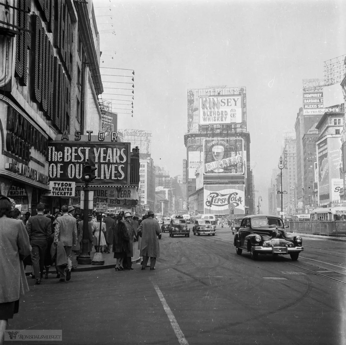 Ved Astor Theatre på Broadway i New York.