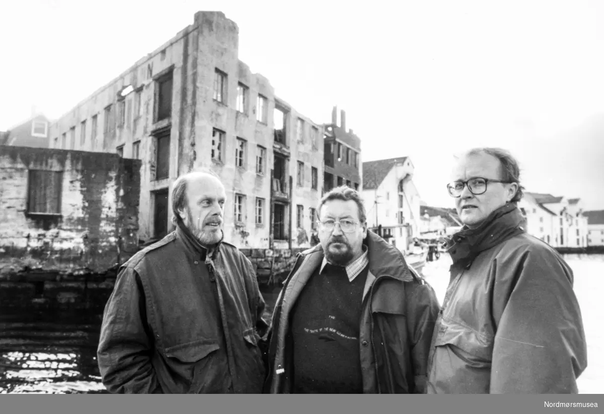 Opprydding i Kristiansund. bryggebrann. fv Bjørn Andersson fra Byingeniøren, havnefogd Jan Westad Olsen, politiker Andreas Sandvik (V). Bildet er fra avisa Tidens Krav sitt arkiv i tidsrommet 1970-1994. Nå i Nordmøre museums fotosamling.