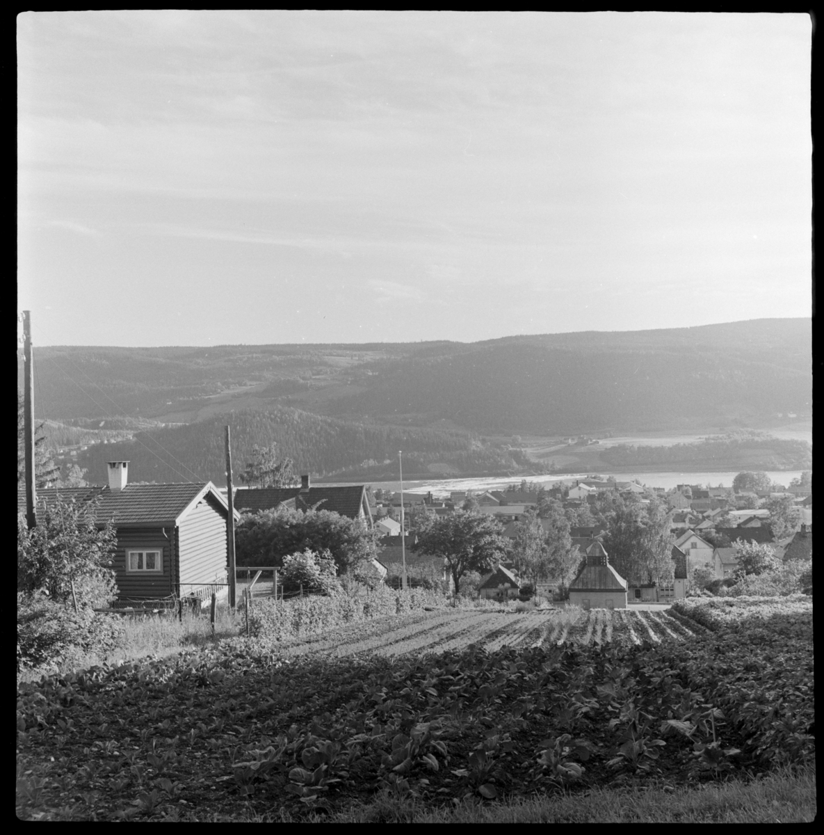 Lillehammer. Utsikt fra Nordsetervegen mot Busmoen, Lågendeltaet og Børkje og Pinnikhaugen.
