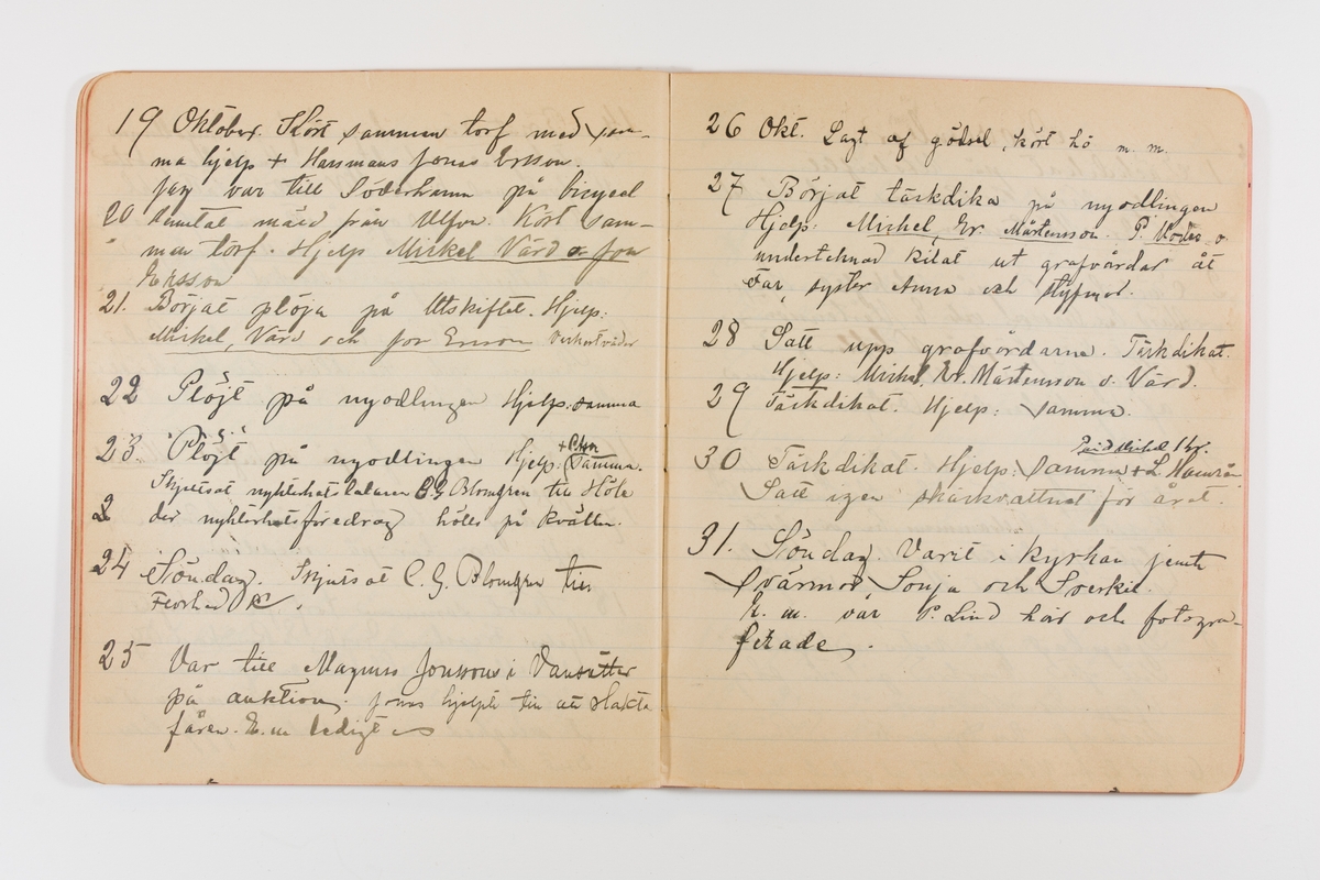 Dagbok från 1897-1898 omfattande 138 sidor. Inbunden med vaxdukspärm. Skriven av bonden, sjömannen och godtemplaren Per Svensson (1863-). Denne var gift med Kerstin Persdotter i Östergården (Österböle nr 2) i Rengsjö socken. Anteckningarna berör arbete, resor, väder osv.