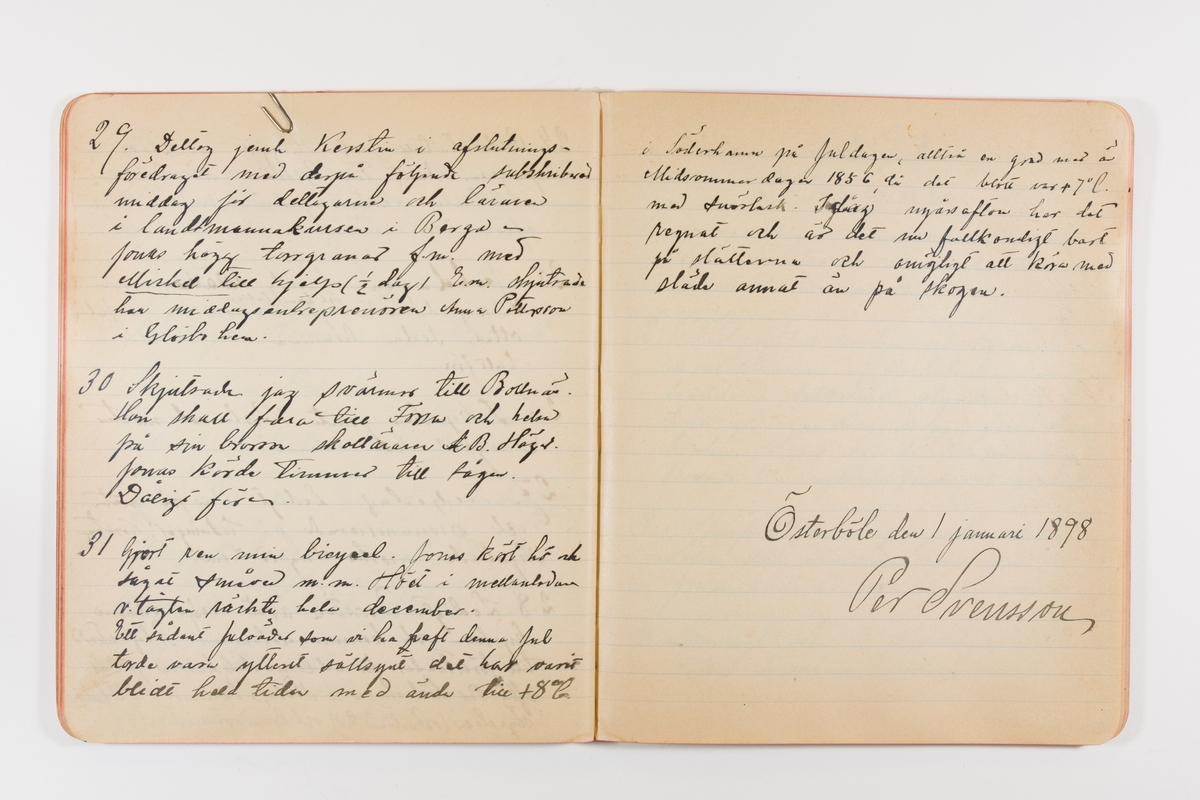Dagbok från 1897-1898 omfattande 138 sidor. Inbunden med vaxdukspärm. Skriven av bonden, sjömannen och godtemplaren Per Svensson (1863-). Denne var gift med Kerstin Persdotter i Östergården (Österböle nr 2) i Rengsjö socken. Anteckningarna berör arbete, resor, väder osv.