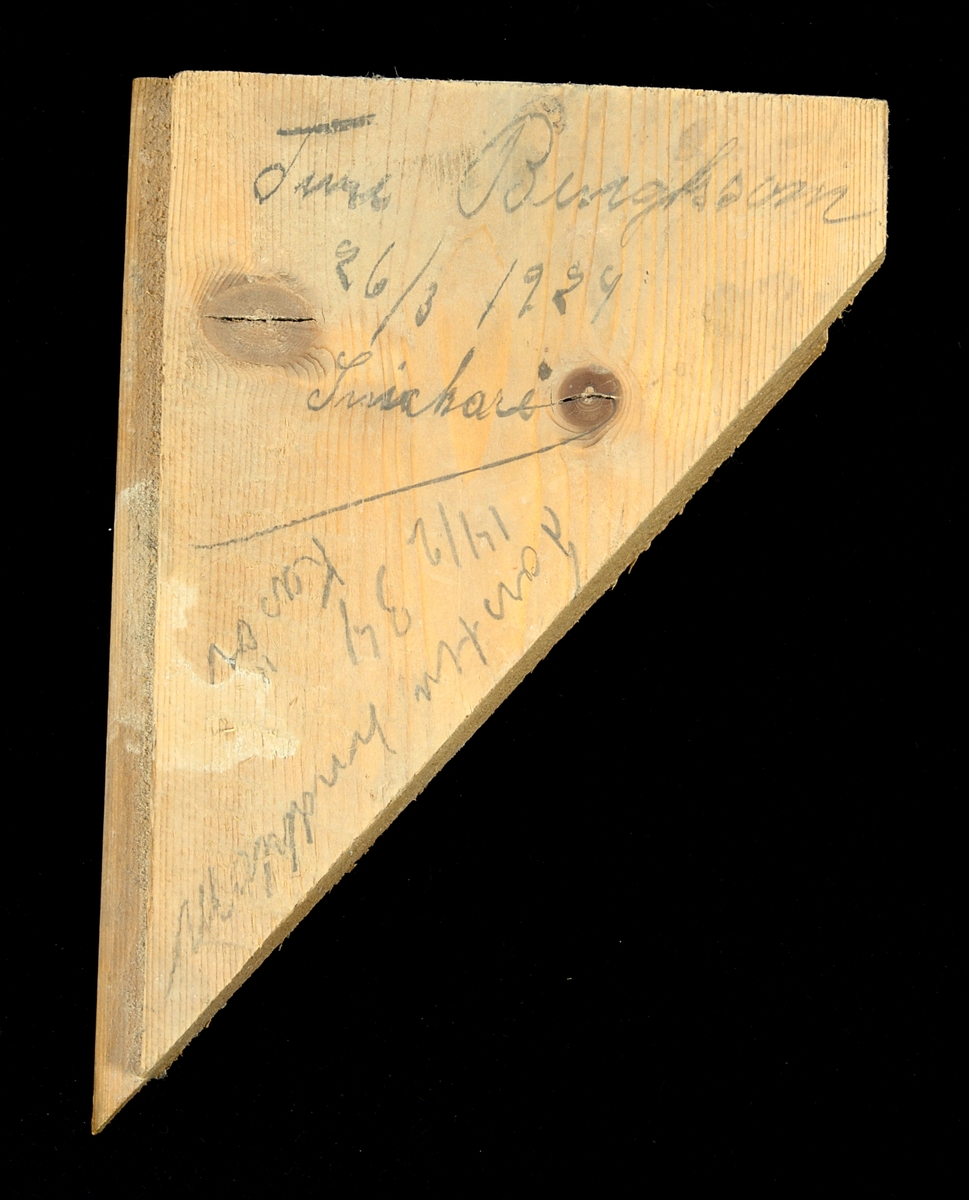 Tre stycken plankdelar av granvirke.

1) Rektangulärt sågad plankbit av granvirke. Profilsågad längs långsidorna.
Inskription i blyerts på plankans ena sida:
"John Andersson den 14 - 2 - 1934, murare".
Längd: 175 mm, bredd: 90 mm, djup: 21 mm.

2) L-formad plankbit av granvirke. Profilsågad längs en av långsidorna, motsatta långsidan L-formad med spik genom den upphöjda delen.
Inskription i blyerts på plankans ena sida: 
"Jakob hansson 14/2 34. Den som hittar denna skall ge sej till skönna(?) till(?) denna". Samt: "Snickare g..(?)".
Längd: 175 mm, bredd: 85 mm, djup: 21 mm.

3) Triangulärt formad plankbit av granvirke. Profilsågad. Blyertsinskription på båda sidorna enligt följande:
"Tore(?) Berndtsson den 26/3 1929, murare" samt: "Ture(?) Bengtsson 26/3 1924. Snickare. --- Torsten(?) h..(?) 14/2 34 Kasör"
Längd: 161 mm, bredd: 115 mm, , djup: 21 mm.