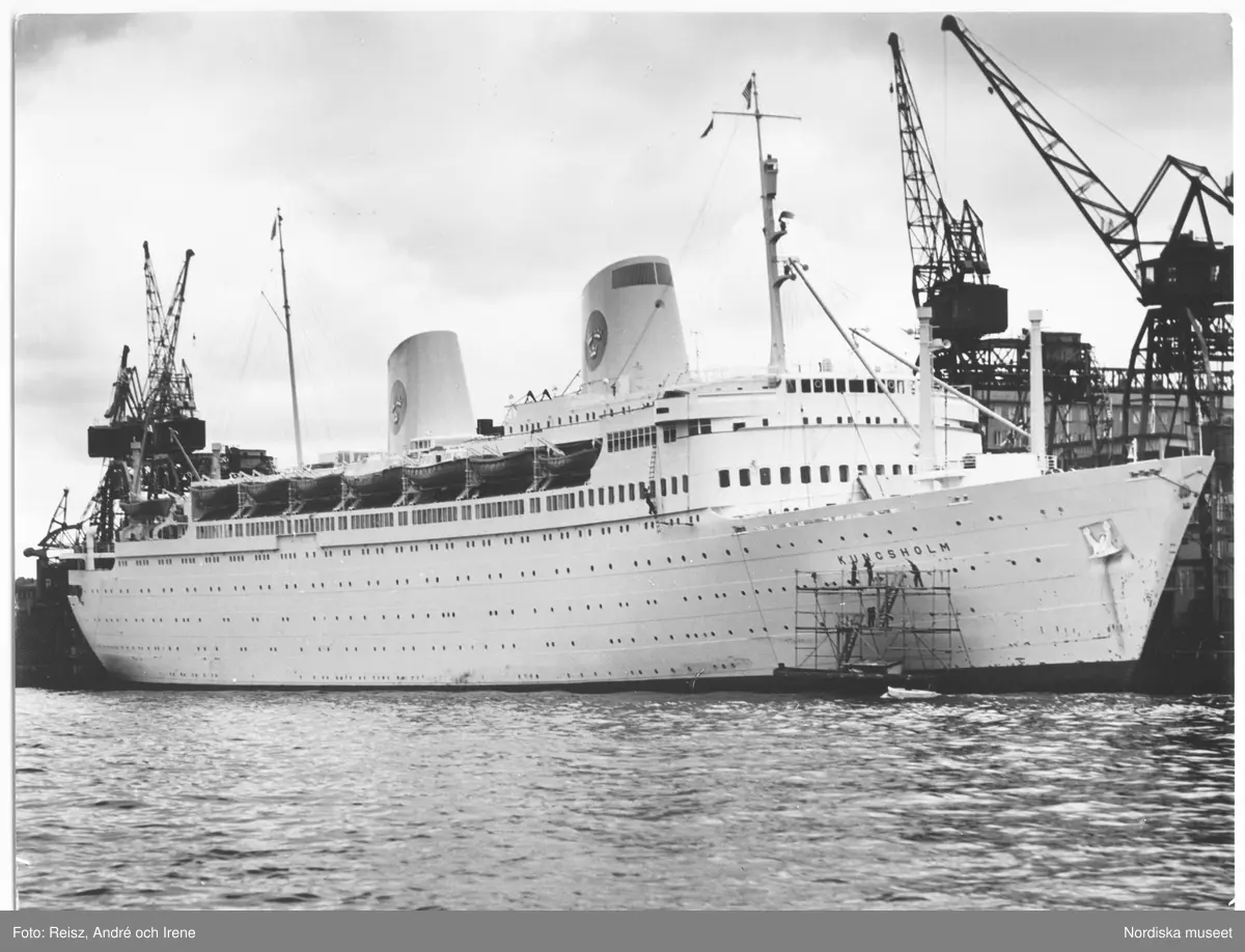 Göteborg. M/S Kungsholm i hamnen.M/S Kungsholm var ett passagerarfartyg som trafikerade Svenska Amerikalinjen över Atlanten från Göteborg. Fartyget på bilden är det andra M7S Kungsholm, som gjorde sin jungrfruresa Göteborg - New York i november 1953. Den första M/S Kungsholm kom i tjänst hos Svenska Amerika Linien i Göteborg 1928.