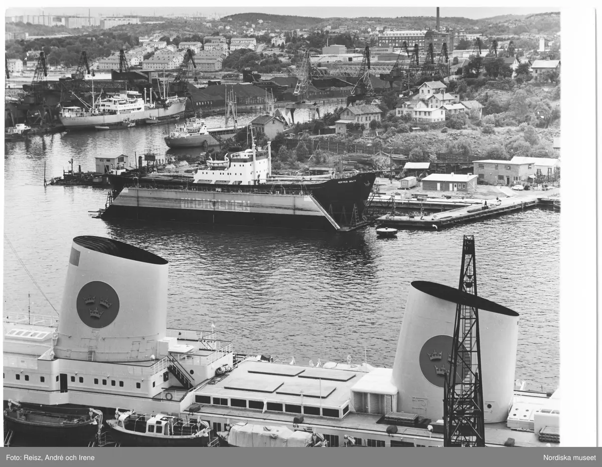 Göteborg. Hamnen med M/S Kungsholm i förgrunden. M/S Kungsholm var ett passagerarfartyg som bl a trafikerade Svenska Amerikalinjen över Atlanten från Göteborg. Fartyget på bilden är det andra som gjorde sin jungrfruresa Göteborg New York i november 1953. Den första M/S Kungsholm kom i tjänst hos Svenska Amerika Linien i Göteborg 1928.