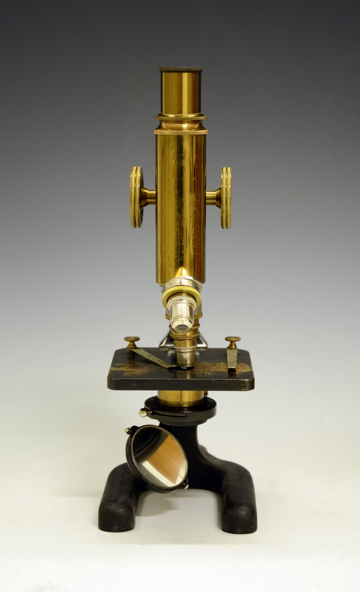 Mikroskop i kasse. Fra protokollen: Kassen av tre, lakkert, med dør. Ekstralinser og en skuff i kassen. Mikroskopet av sortlakkert metall og messing. Påtrykt "Seibert in Wetzlar 15453"