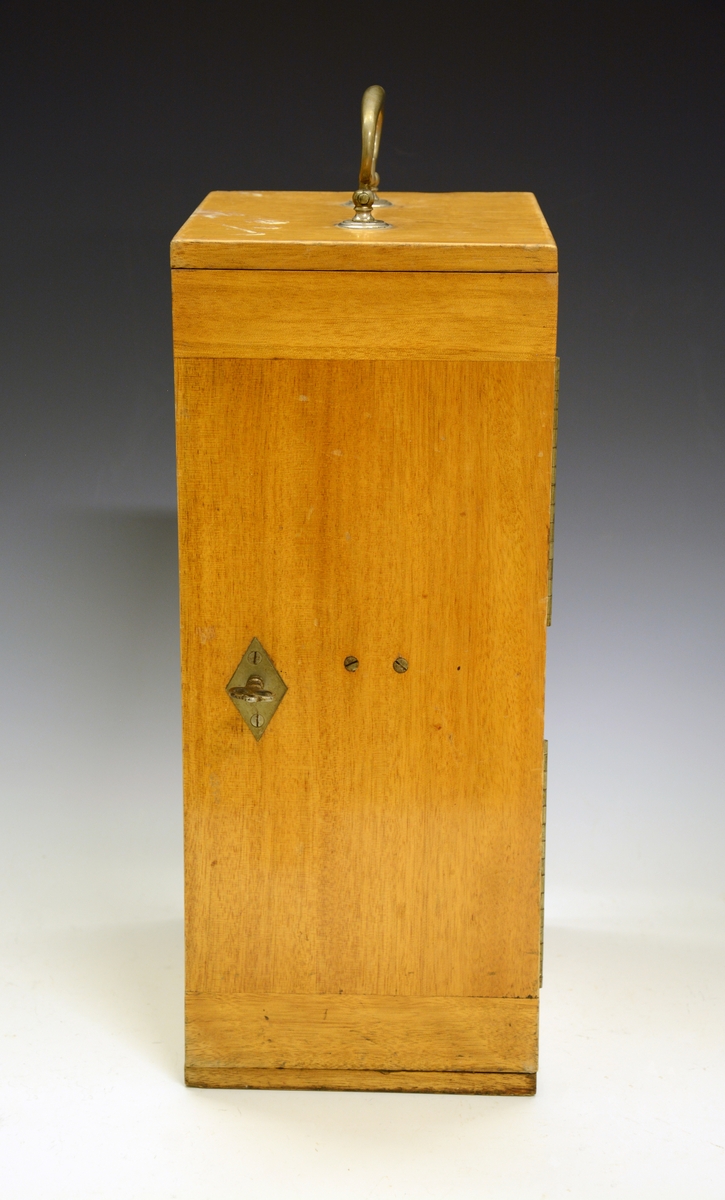 Mikroskop i kasse. Fra protokollen: Kassen av tre, lakkert, med dør. Ekstralinser og en skuff i kassen. Mikroskopet av sortlakkert metall og messing. Påtrykt "Seibert in Wetzlar 15453"