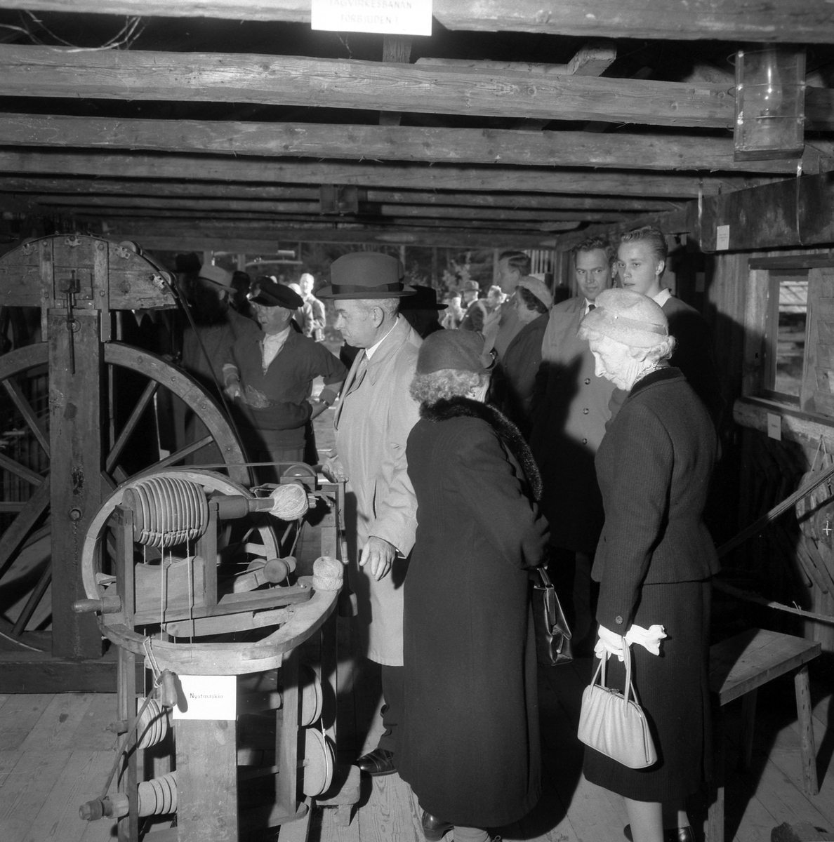 Bildserie från invigningen av Wahlbecks repslagerimuseum i Gamla Linköping 1959. Kontorsbyggnaden uppfördes på 1860-talet av byggmästaren Jonas Jonson som hamnkontor och var placerad vid Linköpings hamn. Byggnaden inköptes 1877 av repslagaremästaren Adolf Fredrik Wahlbeck, som lät flytta den till firmans repslageri vid Kanberget där den nyttjades som kontor, butik och magasin. När Wahlbeck 1913 flyttade sin verksamhet till området söder om kyrkogården flyttades även denna byggnad för att 1944 inredas till museum. År 1957 flyttades såväl byggnaden som museet till Gamla Linköping. På bilderna ses bland andra bröderna Gotthard och Ebbe Wahlbeck och den förstnämndes son Olle Wahlbeck.