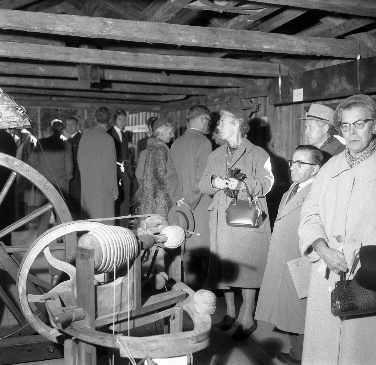 Bildserie från invigningen av Wahlbecks repslagerimuseum i Gamla Linköping 1959. Kontorsbyggnaden uppfördes på 1860-talet av byggmästaren Jonas Jonson som hamnkontor och var placerad vid Linköpings hamn. Byggnaden inköptes 1877 av repslagaremästaren Adolf Fredrik Wahlbeck, som lät flytta den till firmans repslageri vid Kanberget där den nyttjades som kontor, butik och magasin. När Wahlbeck 1913 flyttade sin verksamhet till området söder om kyrkogården flyttades även denna byggnad för att 1944 inredas till museum. År 1957 flyttades såväl byggnaden som museet till Gamla Linköping. På bilderna ses bland andra bröderna Gotthard och Ebbe Wahlbeck och den förstnämndes son Olle Wahlbeck.