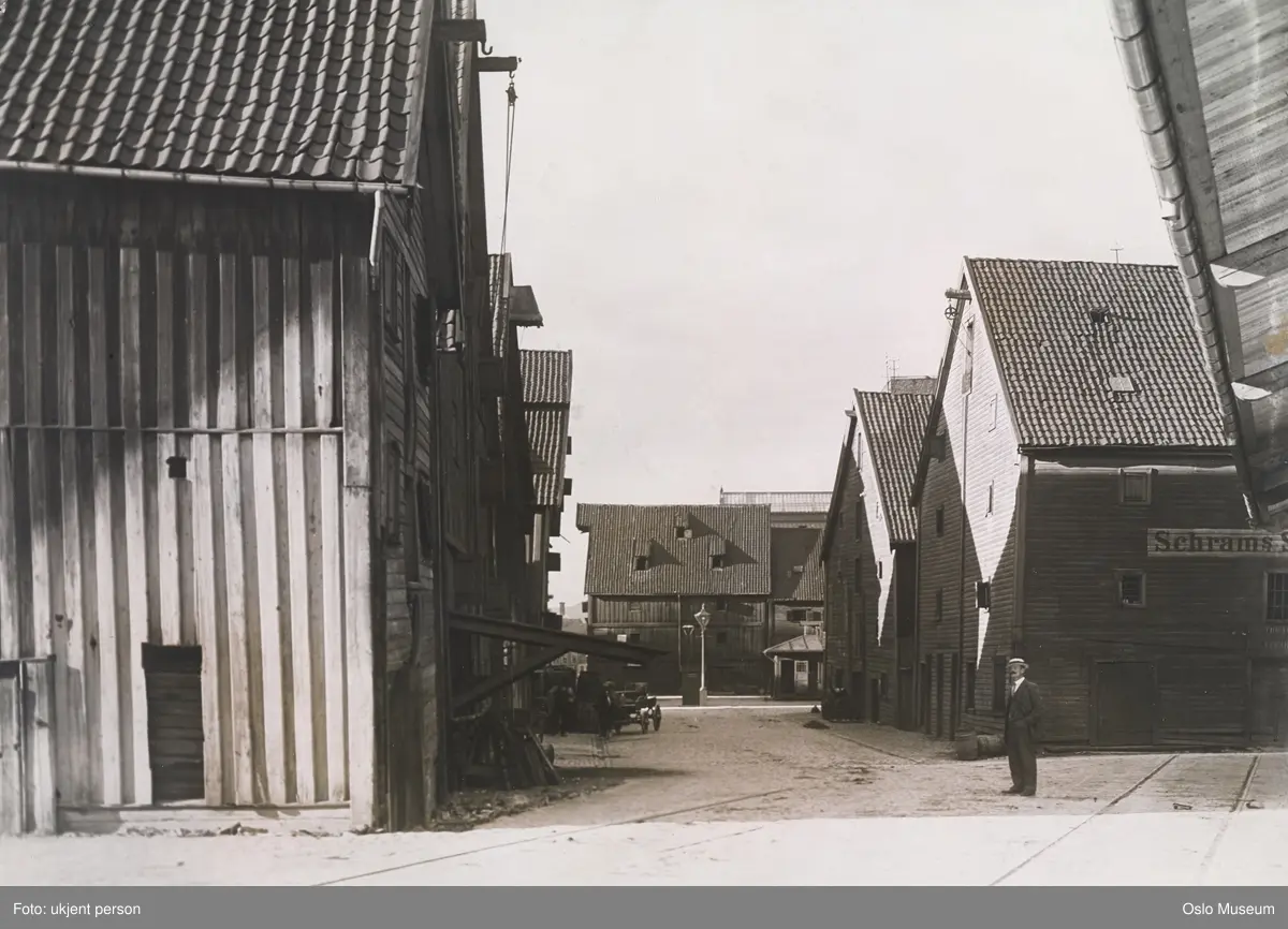 brygge, sjøboder, Schrams saltlager, mann