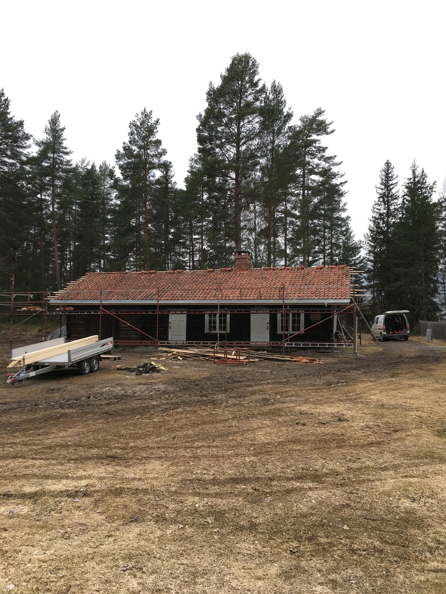 Bryggerhuset er i en etasje  og delt i tre: skåle, bryggehus og drengestue. Det er bakerovn i bryggehuset.