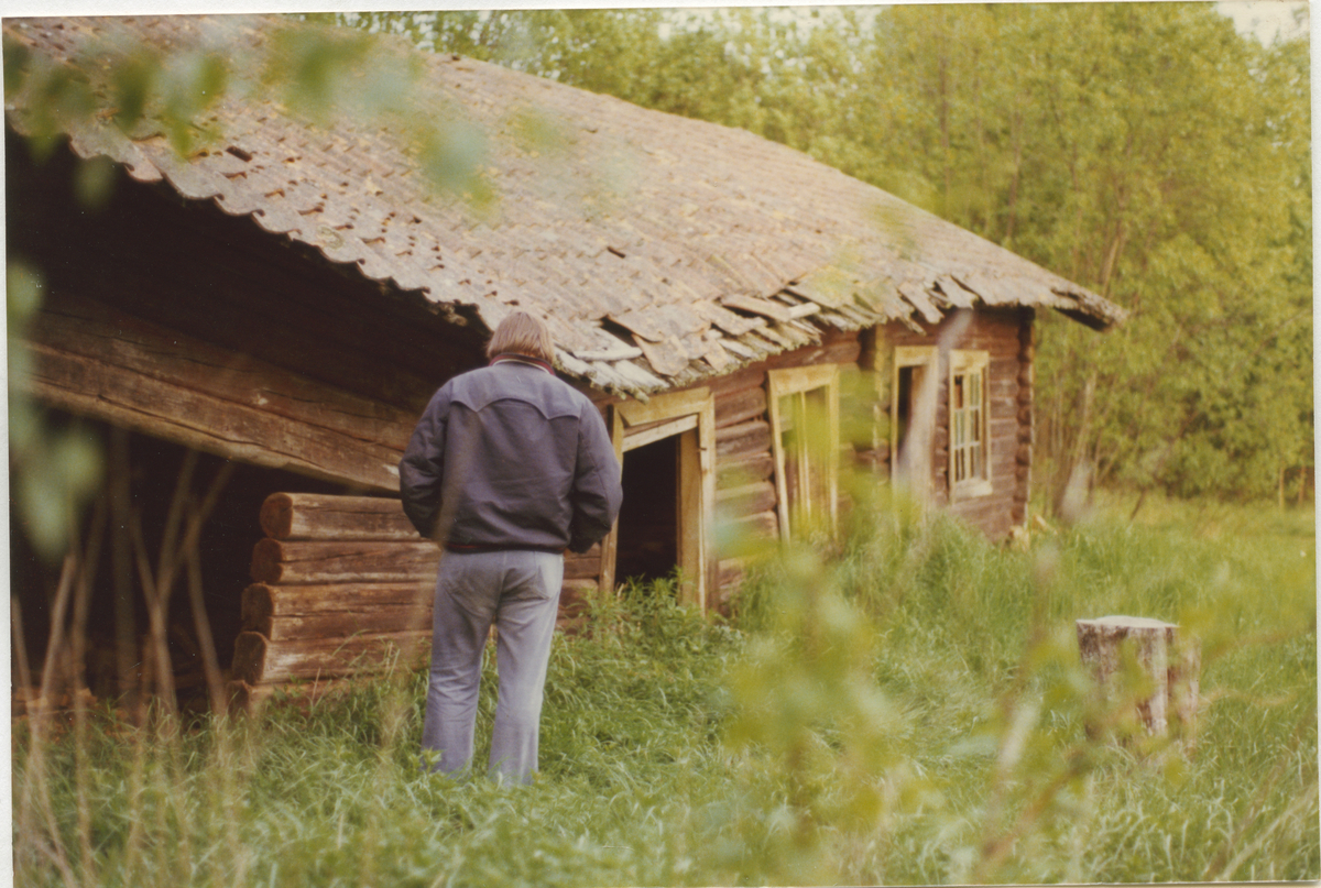 Bryggerhuset er i en etasje  og delt i tre: skåle, bryggehus og drengestue. Det er bakerovn i bryggehuset.