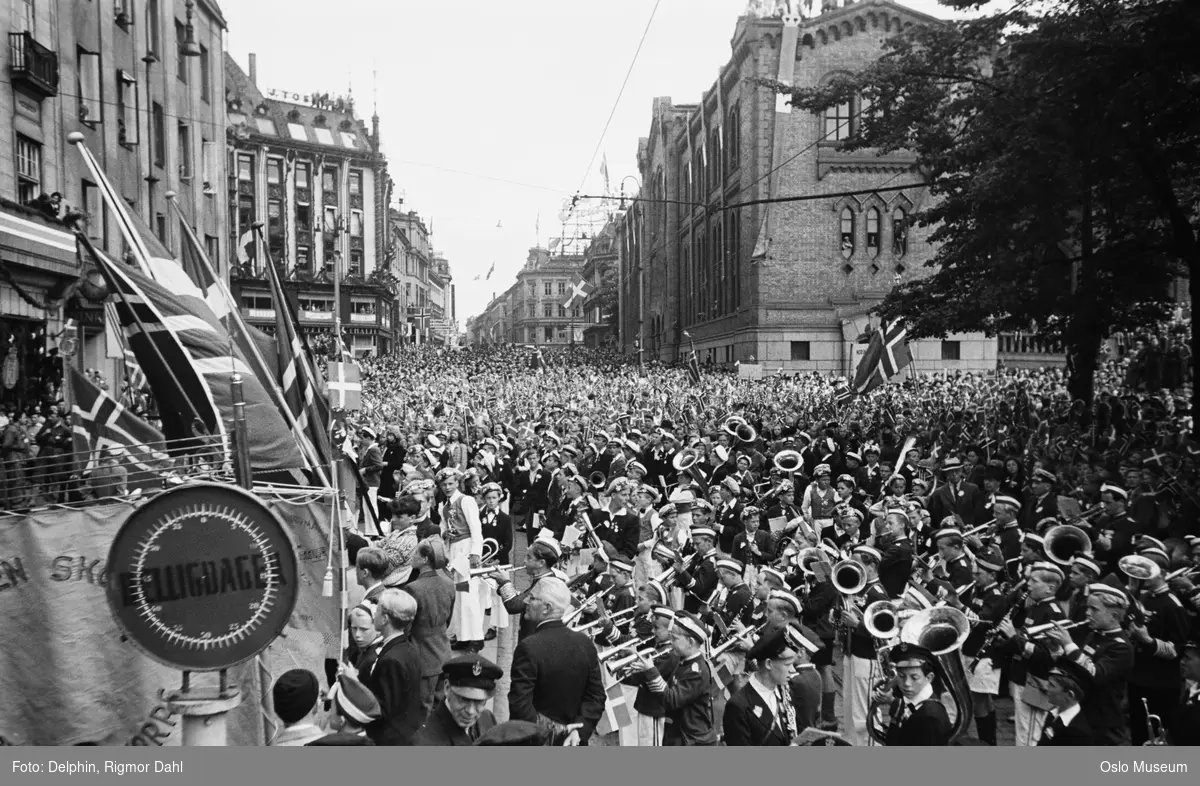 folketog, mennesker, musikkorps, flagg, forretningsgårder, Stortingsbygningen