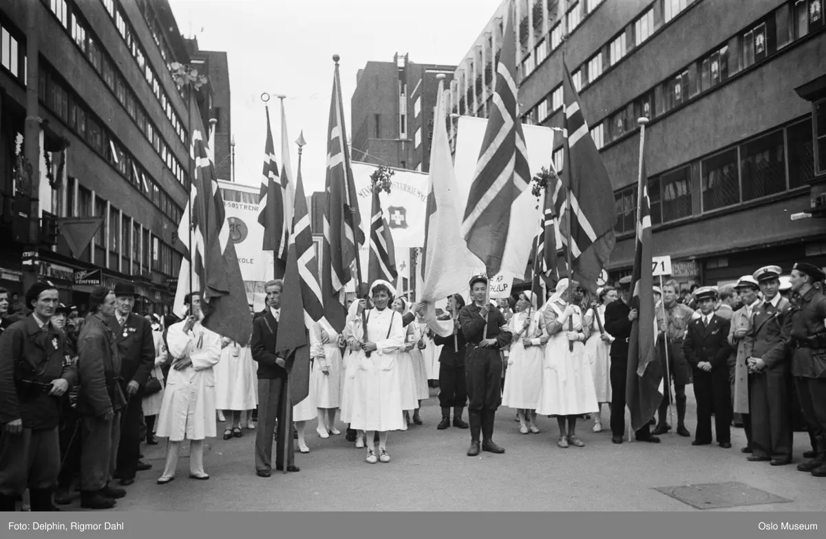 folketog, oppstilling, mennesker, faner, flagg, forretningsgårder, Rådhuset