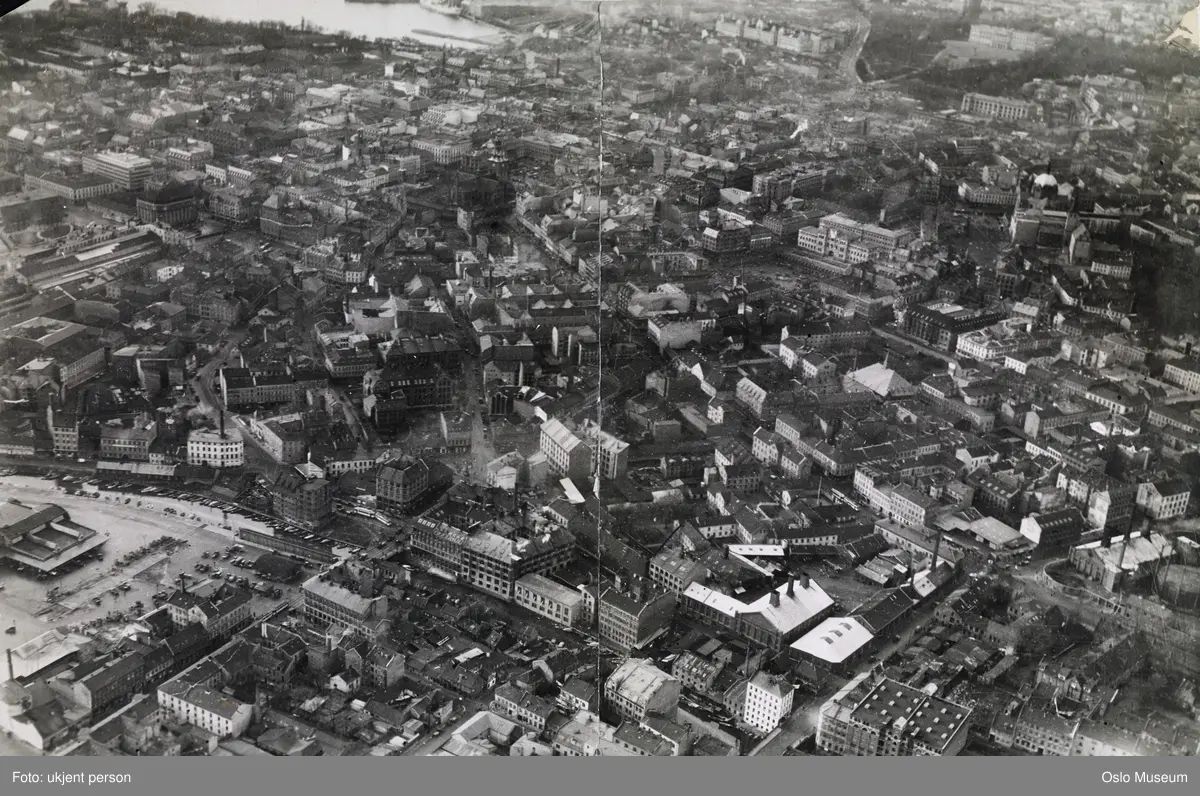 flyfoto, utsikt, by, torg, forretningsgårder, bygårder, elv, båter, kirker, Østbanestasjonen, Slottet, Victoria terrasse