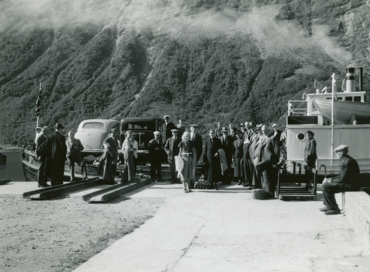 Ferga Øye-Sæbø onsdag 18. august 1937.  Sju bilde tatt under Kornrådets reise i Møre og Romsdal,  