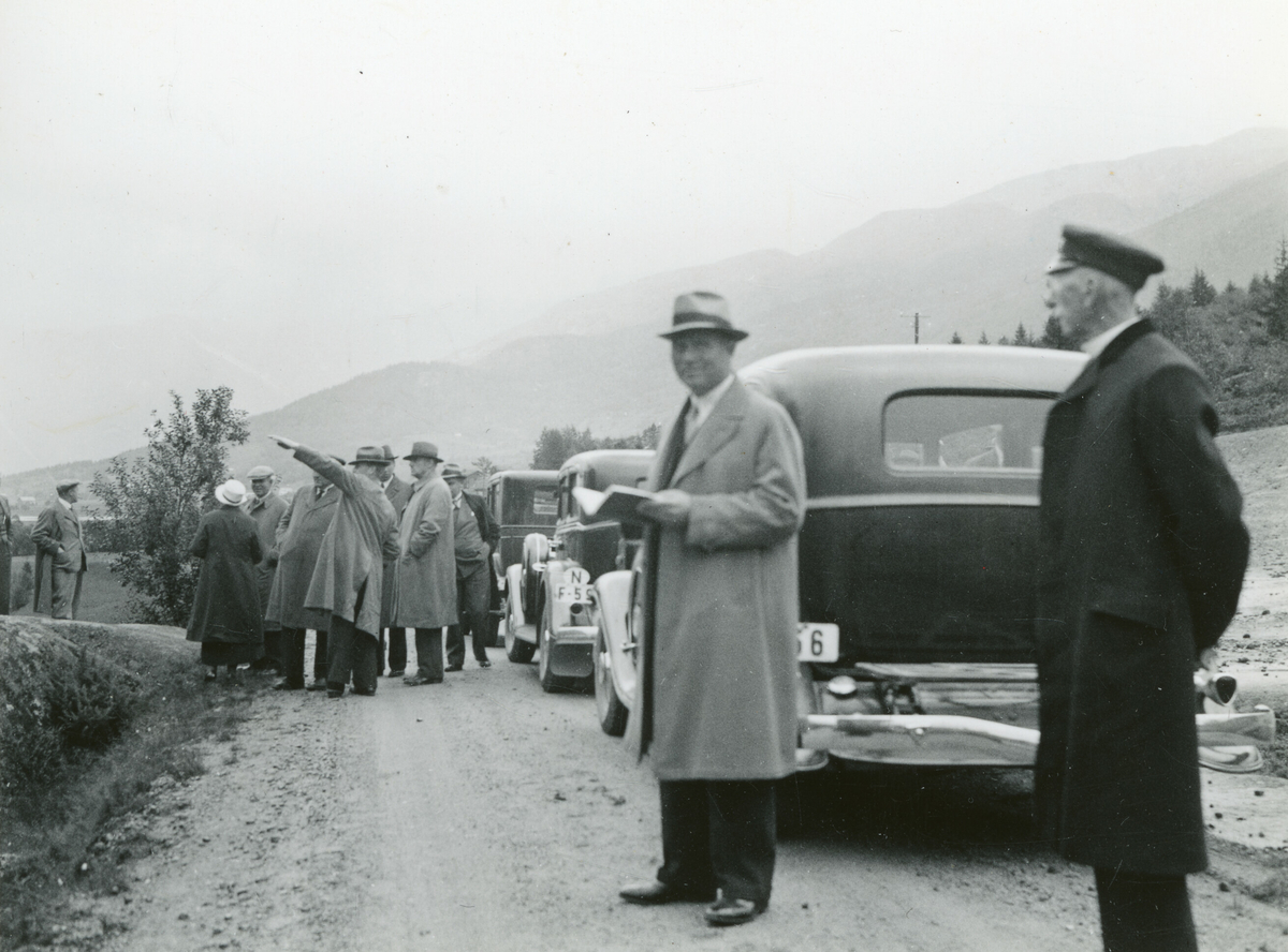 Kornrådets medlemmar undre ein stopp på vegen til valle i Setesdal 29. august 1934