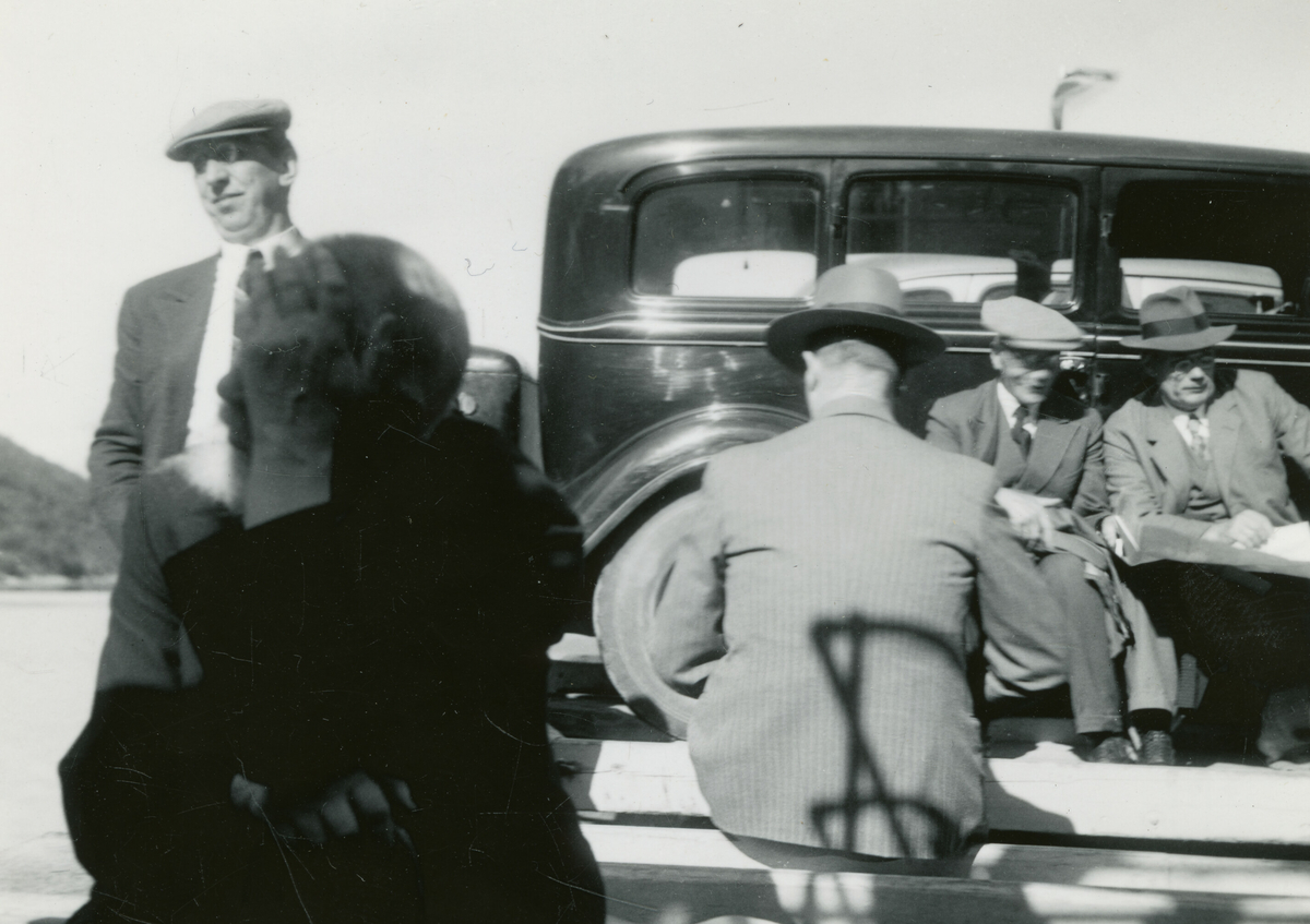 Ferga Øye-Sæbø onsdag 18. august 1937.  Sju bilde tatt under Kornrådets reise i Møre og Romsdal,  