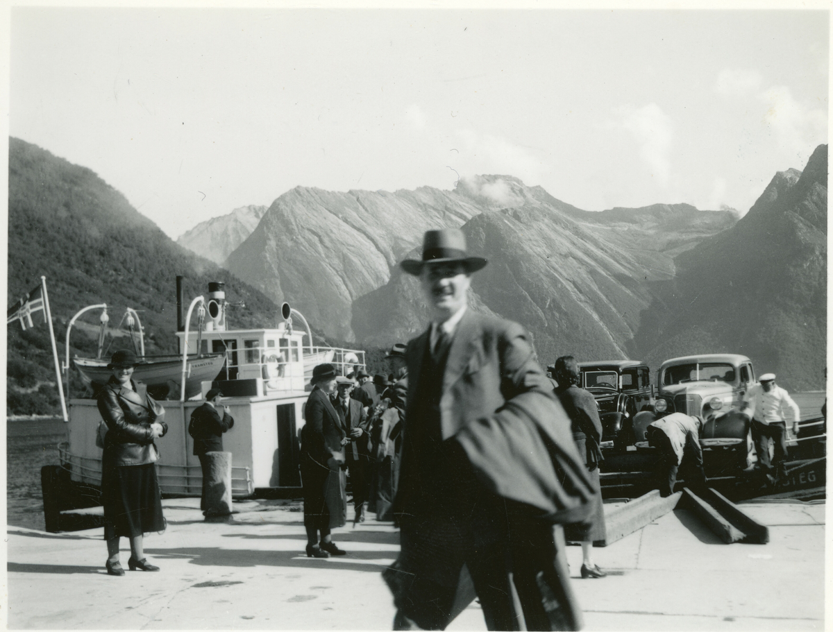 Ferga Øye-Sæbø onsdag 18. august 1937.  Sju bilde tatt under Kornrådets reise i Møre og Romsdal,  