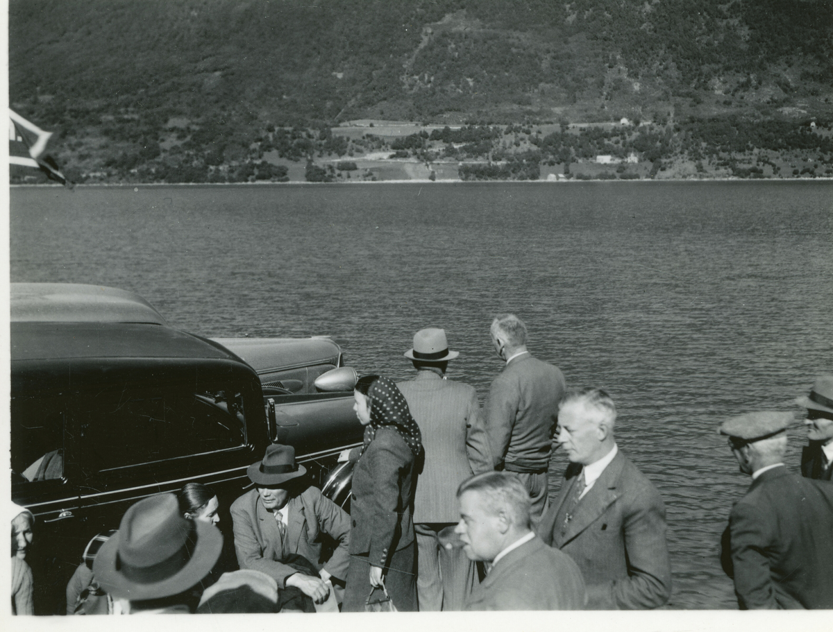 Ferga Øye-Sæbø onsdag 18. august 1937.  Sju bilde tatt under Kornrådets reise i Møre og Romsdal,  
