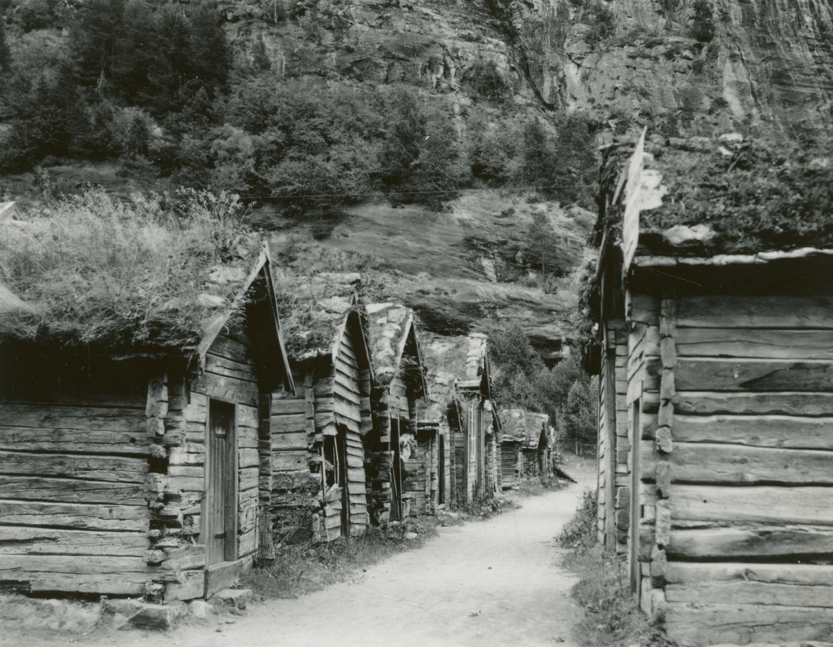 Sylte i Valldalen, Romsdal 16. august 1937.  På to av bilda ser vi klare øydeleggingar etter Tafjordraset.  Bildet er tatt under Kornrådets reise i Møre og Romsdal.  