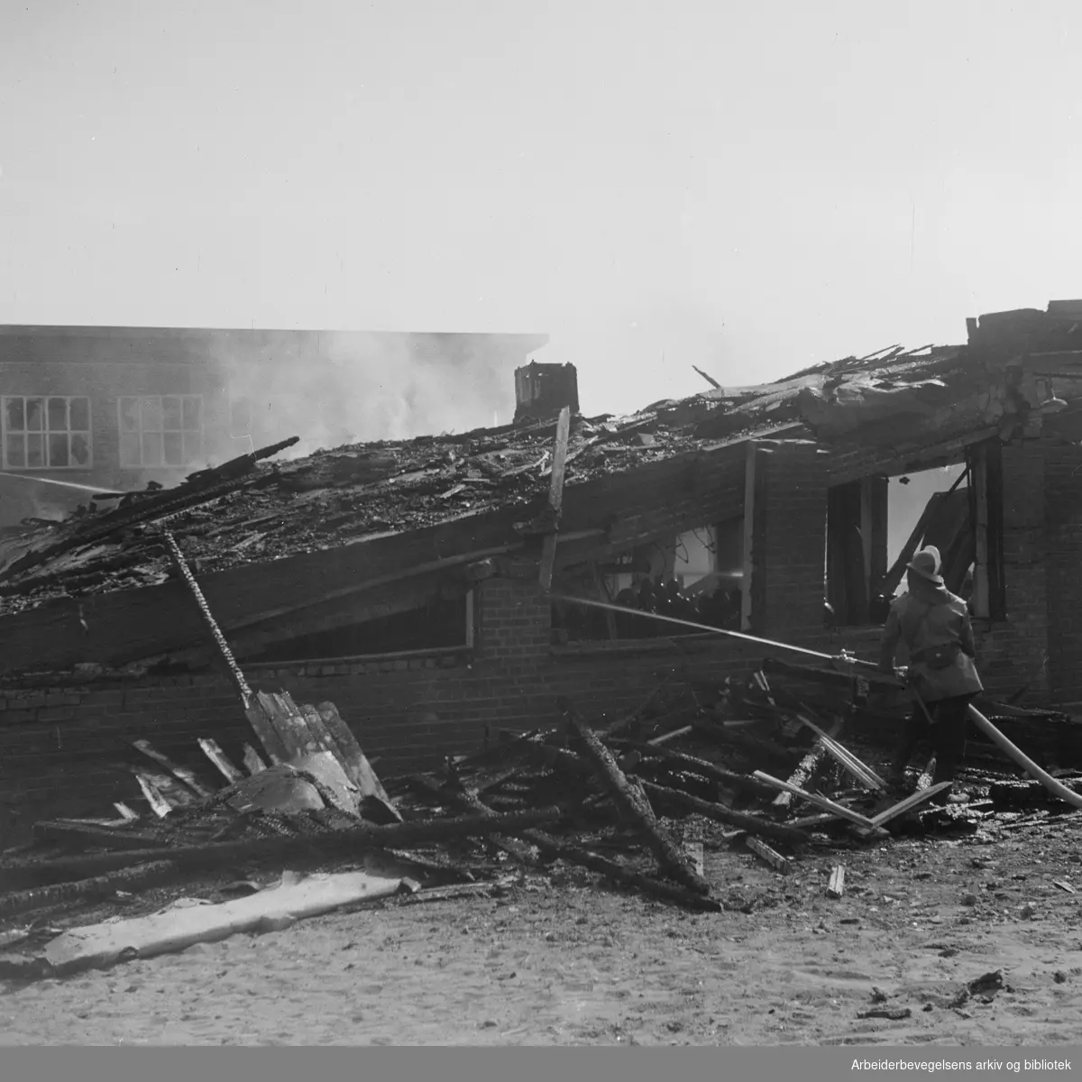 Eksplosjonsartet brann i Norsk Surstoff- og Vannstoffabrikk i Tvetenveien på Bryn. 25 august 1949.
