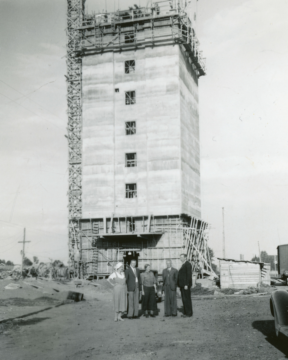 Den nye kornsiloen på Lena på Toten 23. august 1937.  Bildet er tatt under en stopp Kornrådet hadde etter reise i Møre og Romsdal.