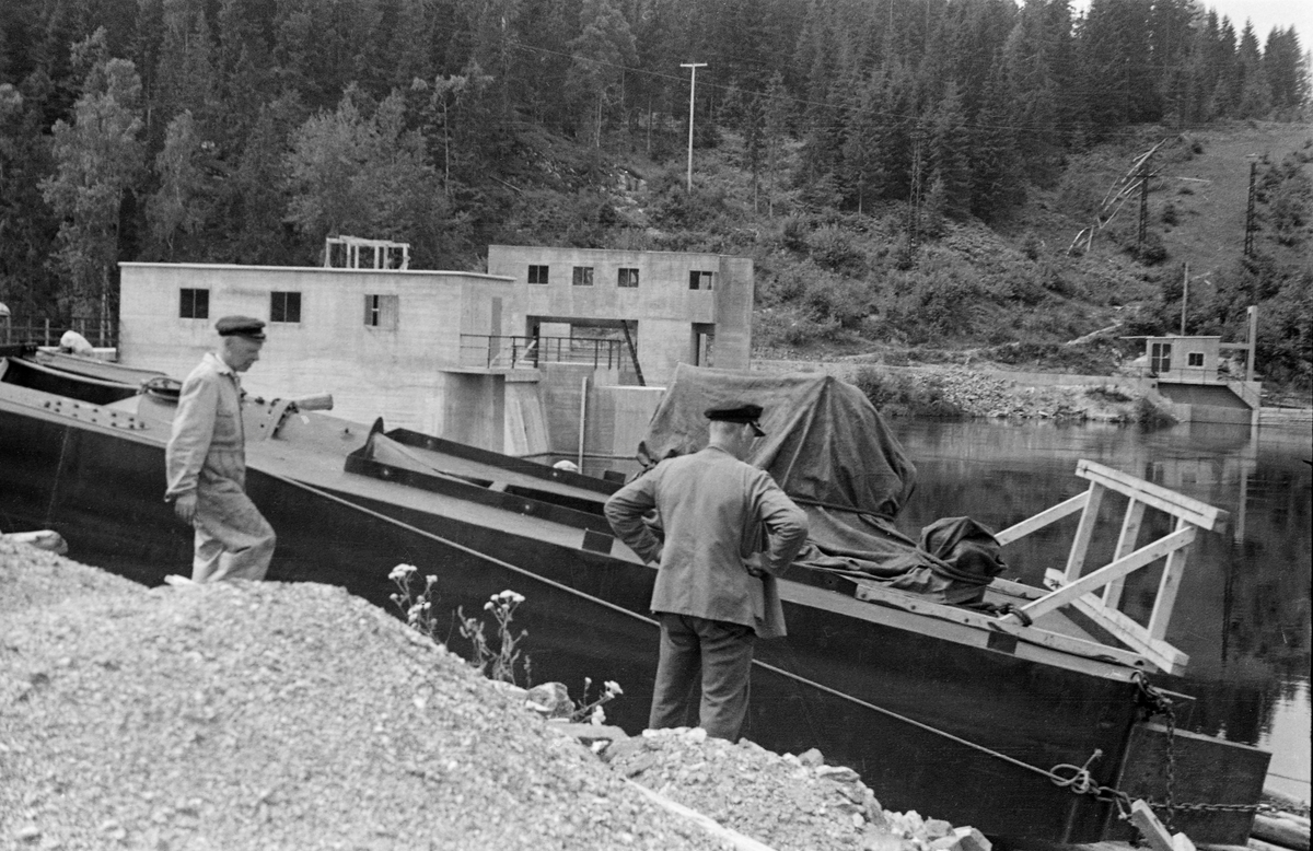 Skrog til strømapparat settes på vannet i dammen ved Kykkelsrud kraftstasjon i Askim i Østfold i 1942. Poenget var at propellen skulle skape en ønsket bevegelse i vannet. Her ved Kykkelsrud, hvor det var en kraftstasjon, dreide det seg antakelig om å skape strømninger som skulle bevege fløtingsvirket mot den tømmerrenna som skulle ta stokkene forbi kraftverksdammen. Det dreide seg med andre ord om et tiltak som skulle øke ekspedisjonshastigheten ved tømmerrenna uten å øke forbruket av vann, noe som jo ville ha gått på bekostning av kraftproduksjonen. Vi vet foreløpig lite om akkurat dette forsøket, men etter krigen markedsførte Olsen & Thorsen mek. verksted, ofte kortkortet til «OTHO», slike strømdannere med motorer som kunne yte fra 10 til 60 hestekrefter. Firmaet hevdet at disse maskinene kunne generere strøm så langt som 60 til 80 meter fra det stedet hvor den roterende propellen ble montert. Fløtingsfunksjonærene erfarte nok at vikrkningen ikke var fullt så vidtrekkende som produsenten forespeilte dem. Olsen & Thorsen mek. verksted markedsførte det samme produktet overfor virksomheter som hadde behov for mudring.