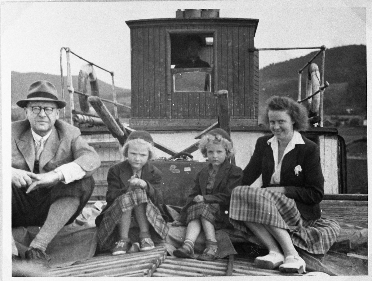 D/S Mira, Mjøsa ca. 1940. På dekket sitter ekteparet Nygaard (fornavn ukjent) med døtrene Lise og Sigrun. I styrhuset står Håken Sanderud.