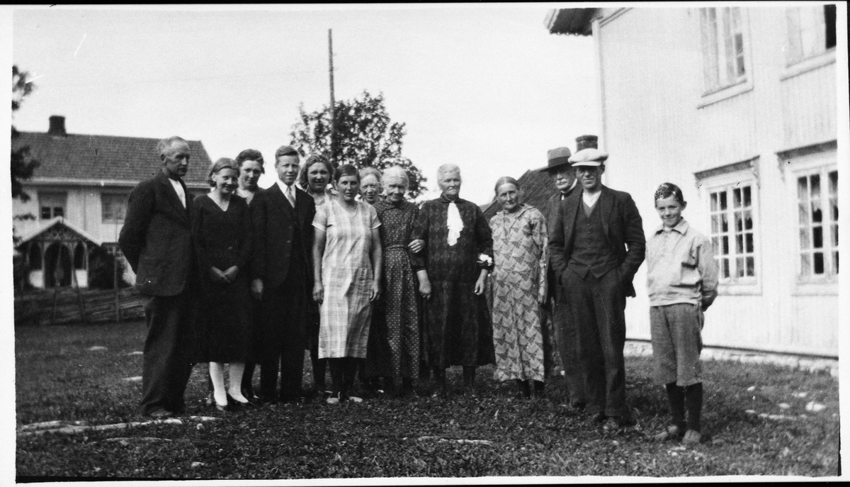 Gruppebilde fra Frogarden Sivesind i Vestre Toten året 1931.
Fra venstre: Petter Børsvollsveen, Marit (datter av Petter Børsvollsveen), ei datter av Matilie (Mathilde?) Stensbakk, Aksel Jensen, Matilie (Mathilde)? Stensbakk, Emma Sivesind, NN Stensbakk,  Klara Mina Sivesind, Bestemor (Mina; trolig Mina Andreasdtr. Jensen)) til Aksel Jensen, Helga Børsvollsveen (g.m Petter), Ole Jensen (banevokter på Bøverbru stasjon), Hans J. Sivesind i Frogarden, Kasper Sivesind.