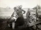 I augusti månad 1890 passerade en kringvandrade fotograf Östra Harg socken. Vid Aspeboda under Åseltorp togs detta ögonblick som visar förre livgrenadjären Anders Magnus Ström och hustrun Karolina. I knäet sitter makarnas dotterson Johan Fredrik. Den lille gossen återgav långt senare ett par anmärkningsvärda notiser om sina morföräldrar som skrevs ned på fotografiets baksida och som förtjänar att berättas. I förstone får vi en fylligare bild av morfadern där han vid sidan av soldatlivet ska ha arbetat som snickare, byggmästare, urmakare och byggt egen smedja och snickarverkstad. Som soldat hade han deltagit i Slesvig-holsteinska kriget 1846, således långt efter Sverige upphört kriga under egen flagga. Han ska även en tid varit i tjänst som fångvaktare vid Långholmens fängelse i Stockholm. Mormodern ska som ung år 1840 tjänat som piga vid Älvestad i Törnevalla. Väl i gårdens mjölkfålla ska plötsligt en varg uppenbarat sig och attackerat den mjölkade kon intill henne. Hon lyckades förskräckt undfly situationen som först fick sitt slut när gårdsfolket strömmade till och lyckades skrämma iväg den hungriga vargen.