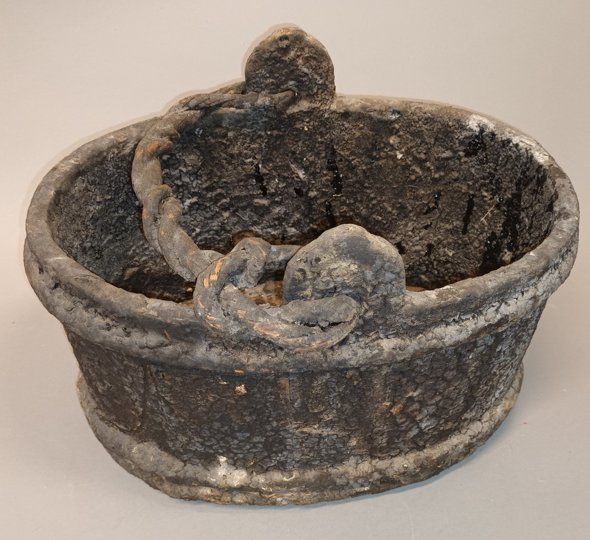 Lagga trebytte med hank av vidjer. Bytta har vore bruka til tjørubrenning.