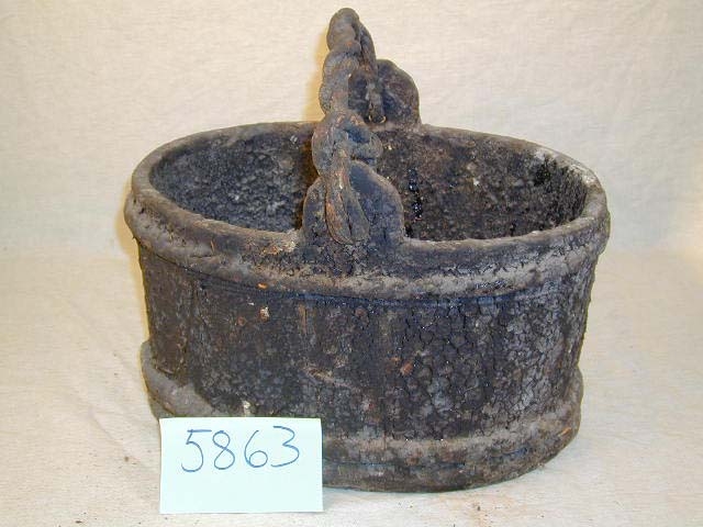 Lagga trebytte med hank av vidjer. Bytta har vore bruka til tjørubrenning.